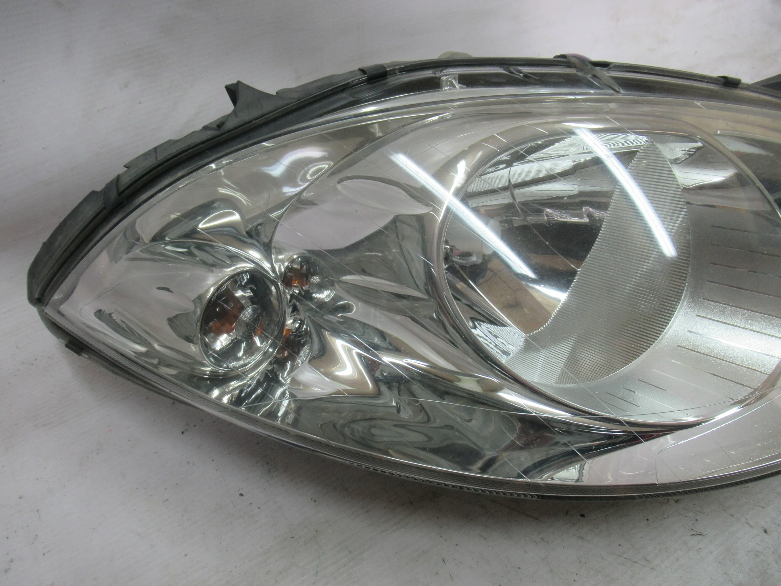 PRAVE PREDNE SVETLO MERCEDES A KLASA W169