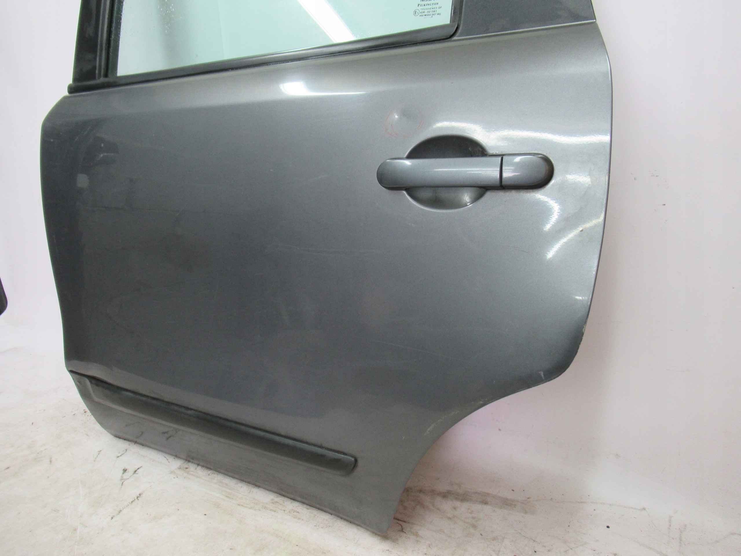 ĽAVÉ ZADNÉ DVERE NISSAN NOTE E11 06-