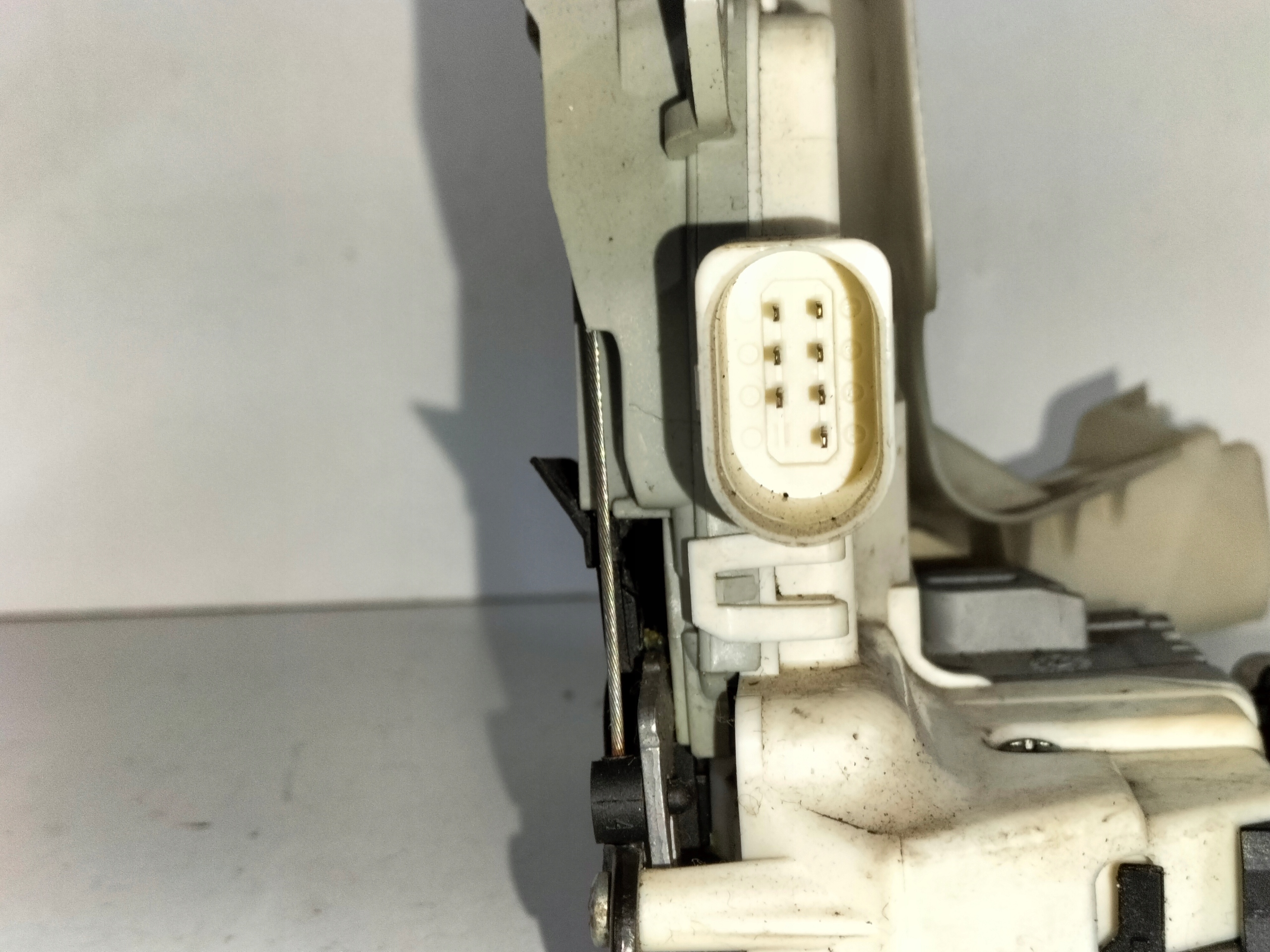 ZÁMOK ĽAVYCH PREDNÝCH DVERÍ AUDI A3 8V 12- A4 B8 08-A5 8T 07-