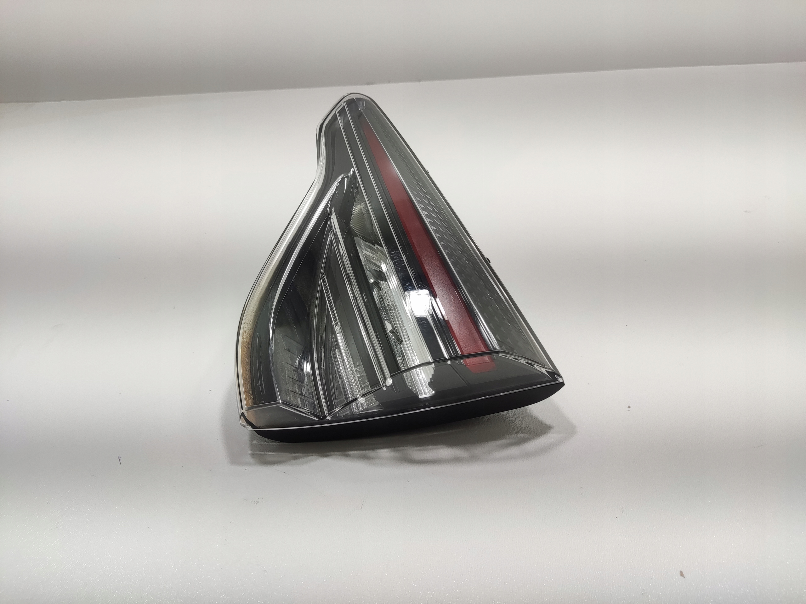PRAVE ZADNE SVETLO LED V KAPOTE RENAULT CLIO V 265506440R 2024-2025 LIFT