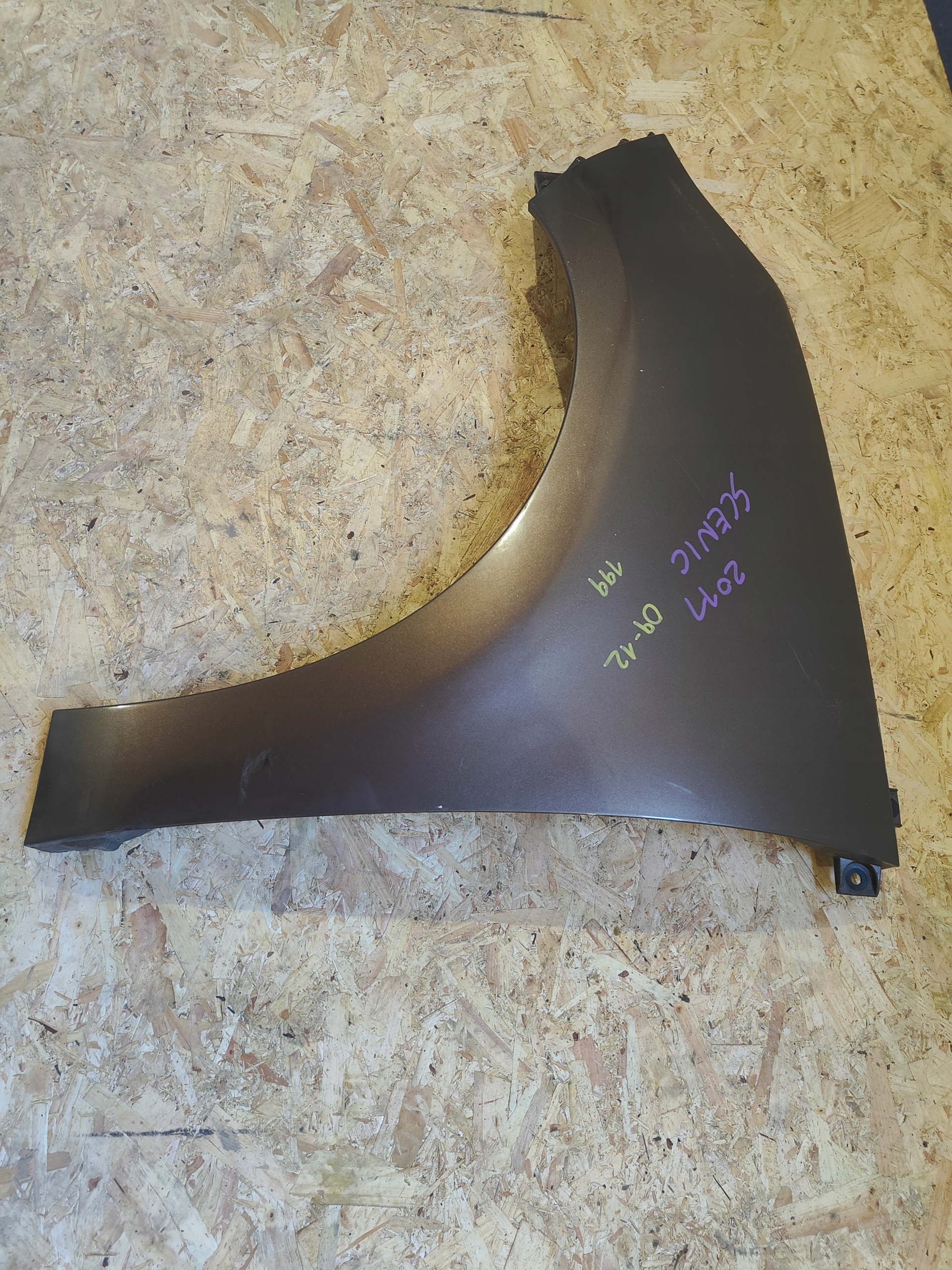 ĽAVÝ PREDNÝ BLATNÍK RENAULT SCENIC 08-12