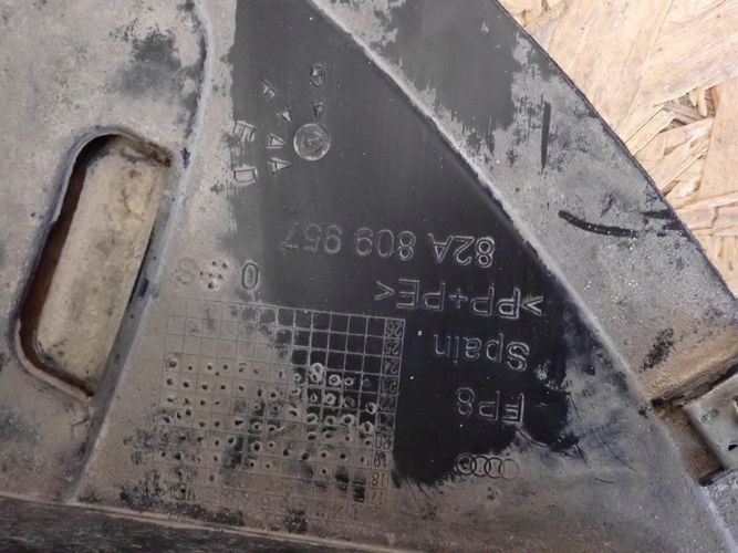 AUDI A1 82A 19- ĽAVÝ PREDNÝ PODBLATNÍK 82A809957