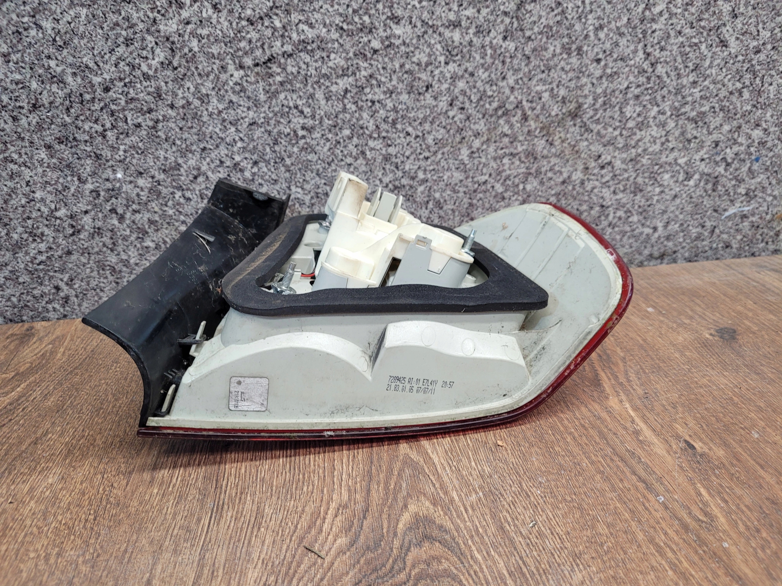 BMW 3 E90 LIFT LAVE ZADNE SVETLO 7289425