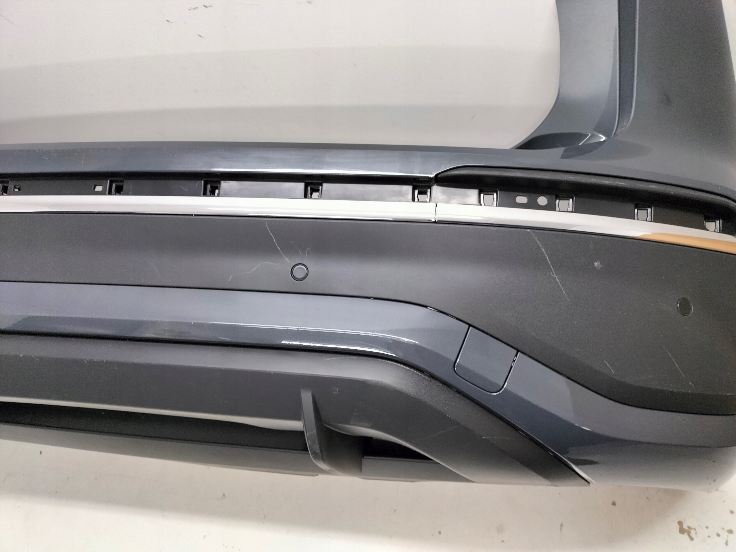 ZADNÝ NÁRAZNÍK VW TAYRON 24-