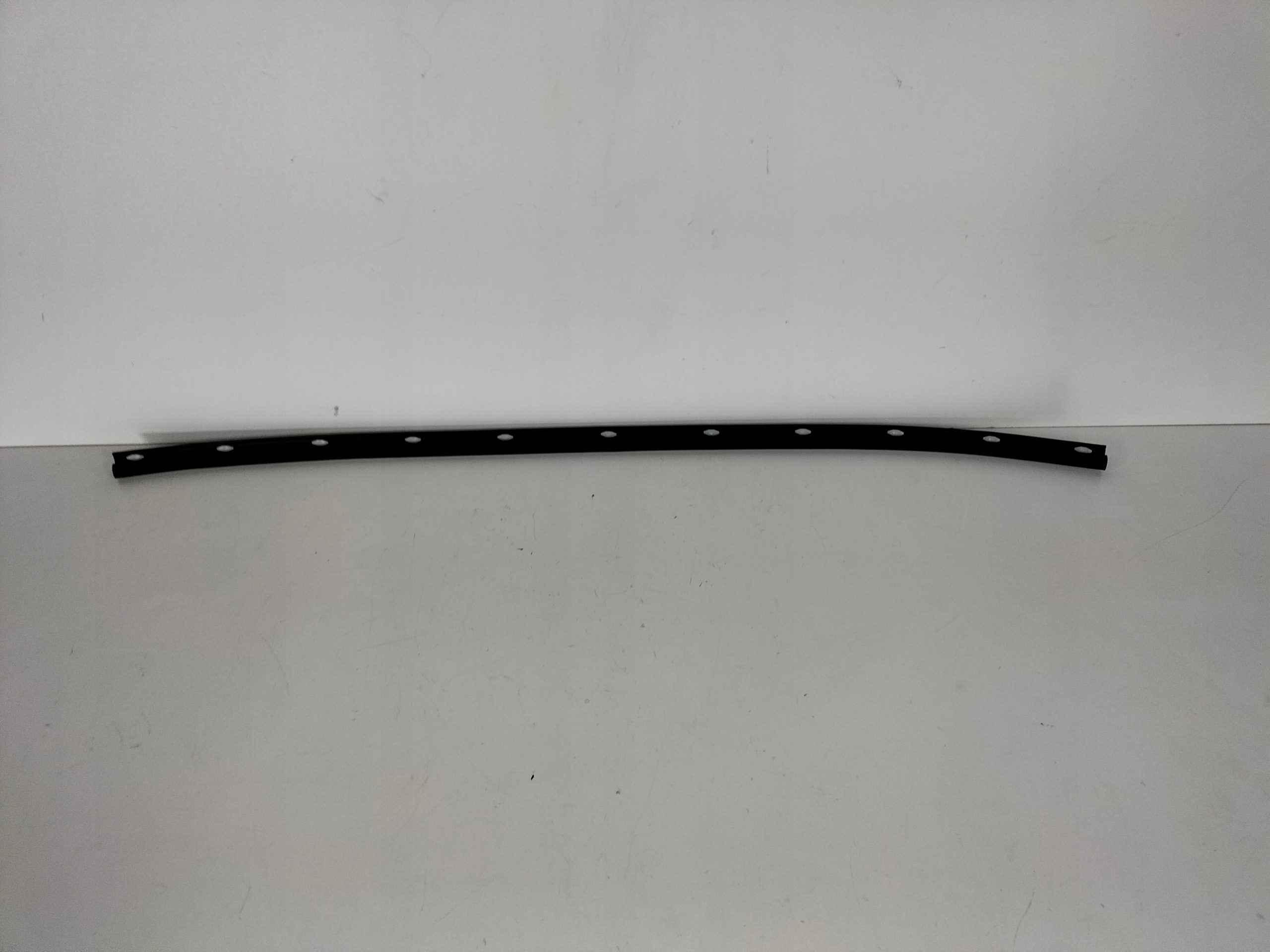 TESNIACA GUMA PREDNEJ KAPOTY SKODA OCTAVIA IV 4 19-