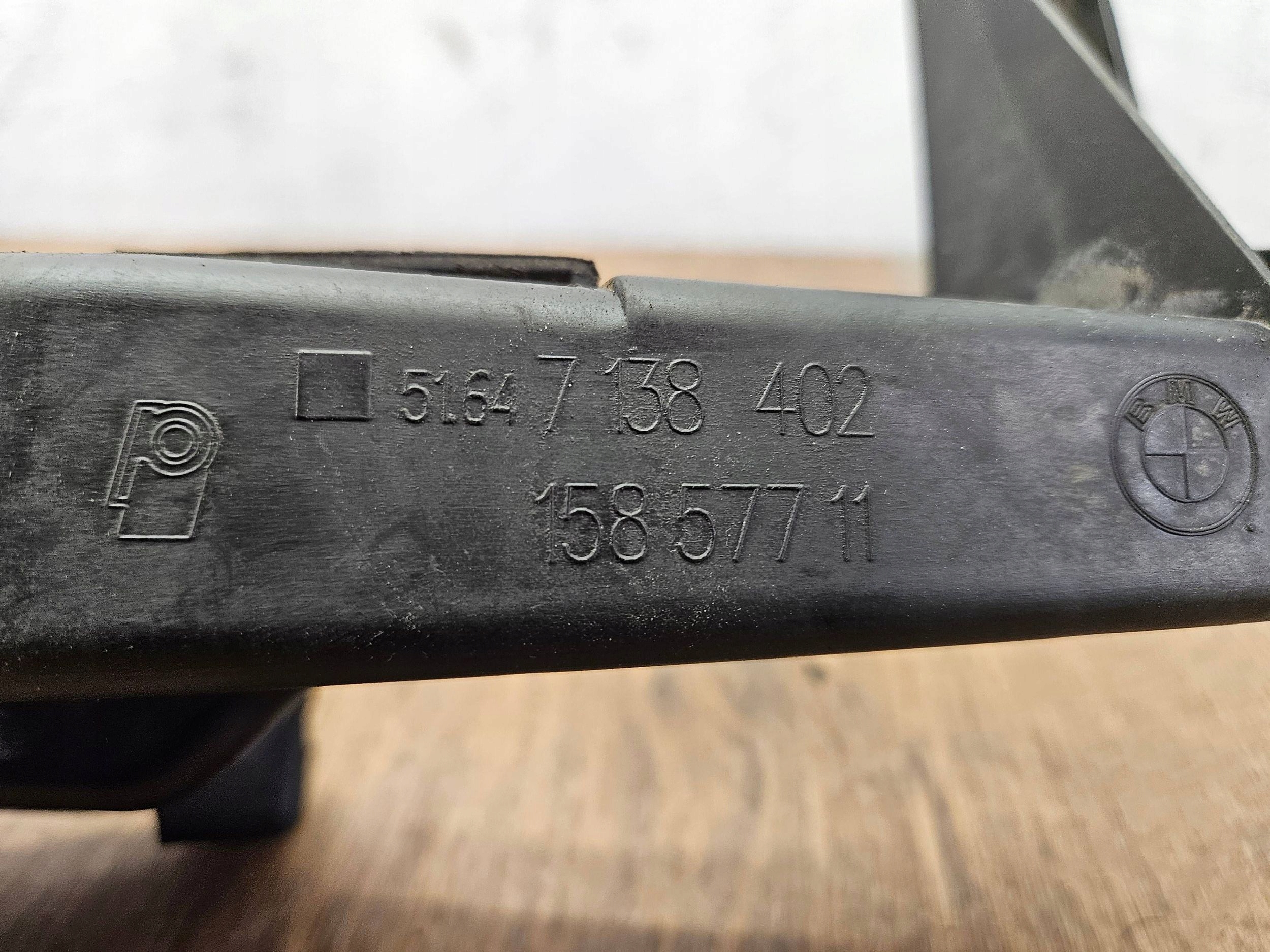 BMW 3 E90 E91 7138402 DRŽIAK POD SVETLO PRAVÝ