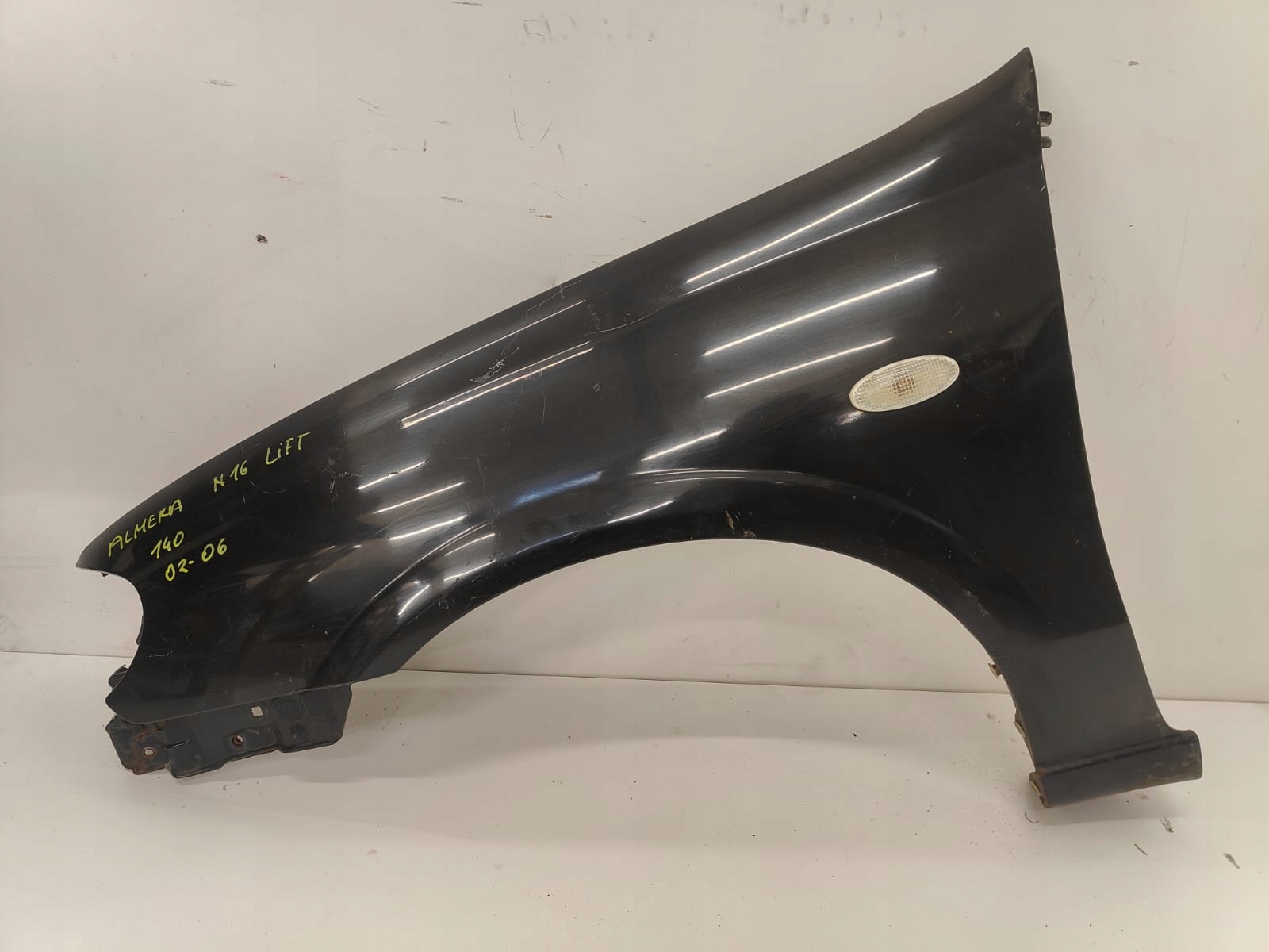 Nissan almera n16 lift 02-06 ĽAVÝ PREDNÝ BLATNÍK
