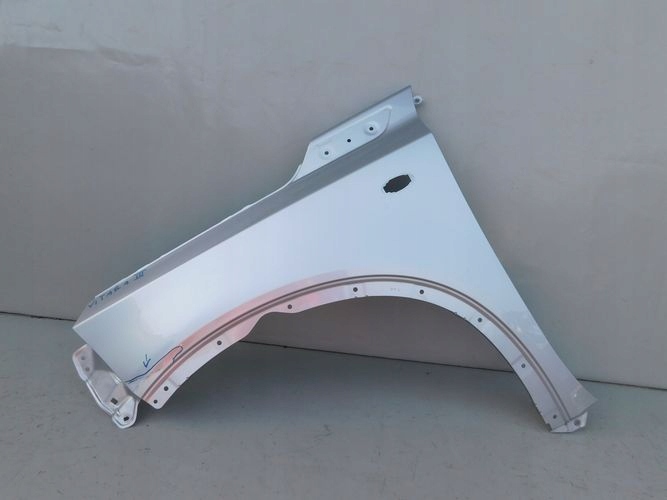 SUZUKI VITARA III 15- ĽAVÝ PREDNÝ BLATNÍK