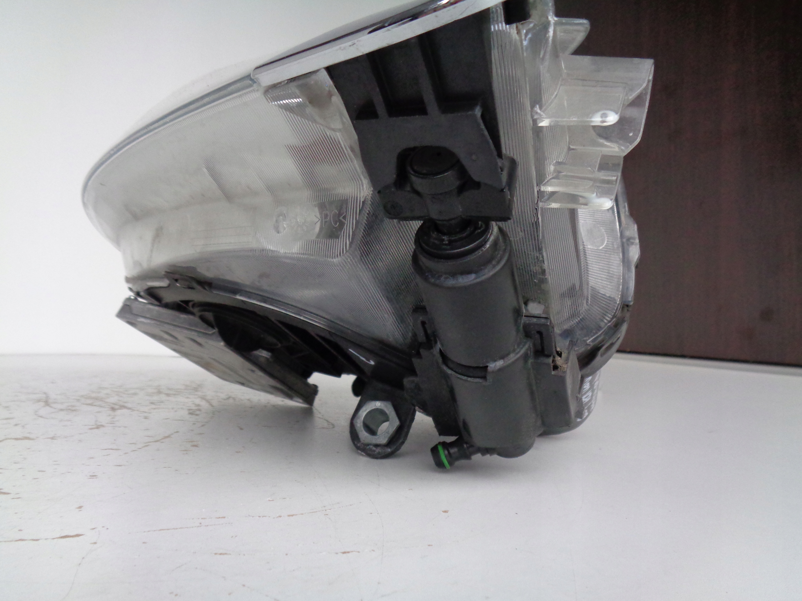 PRAVE PREDNE SVETLO MASERATI QUATTROPORTE V XENON LED