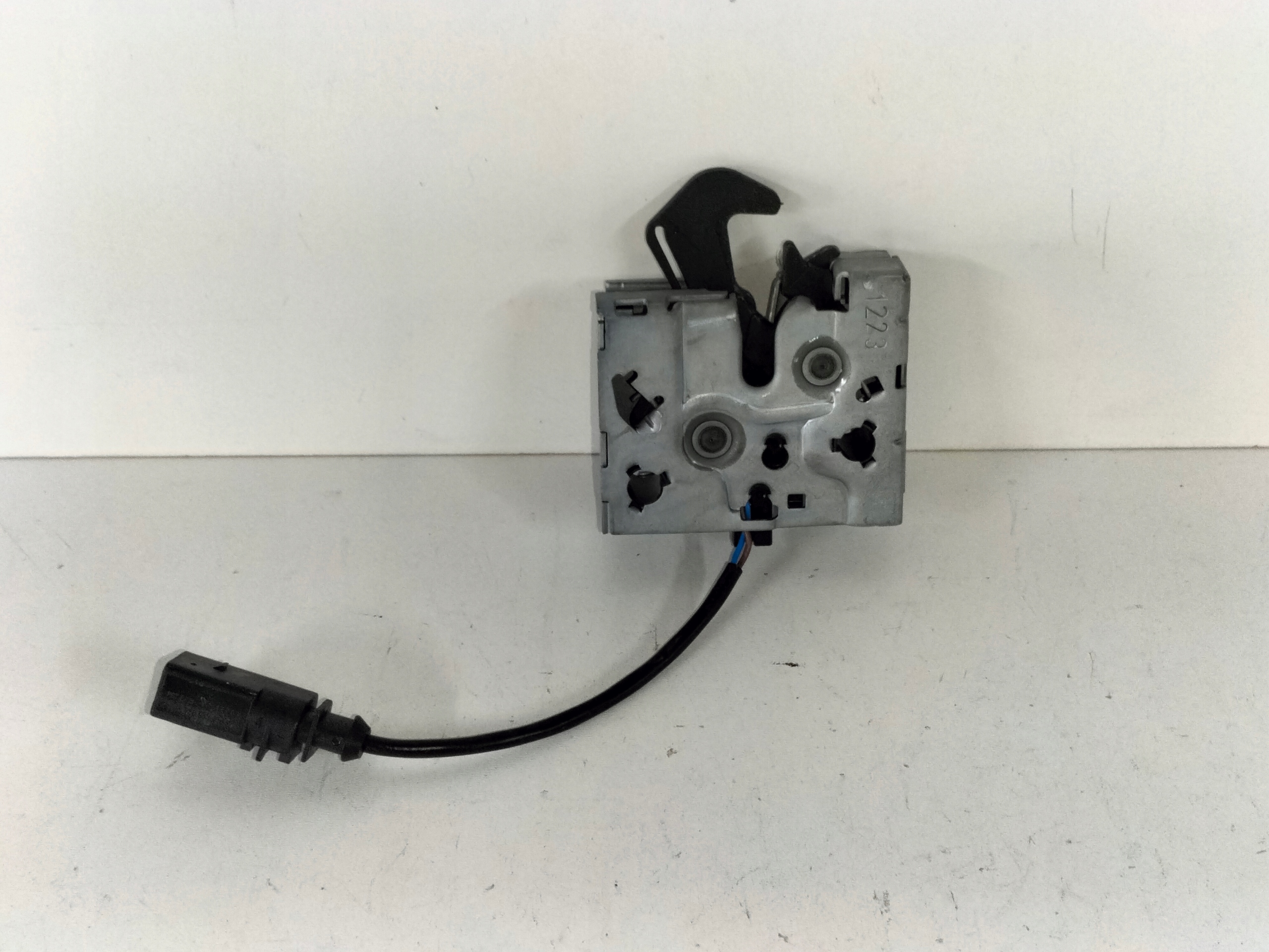 ZAMOK PREDNEJ KAPOTY SKODA OCTAVIA 4 IV 19-
