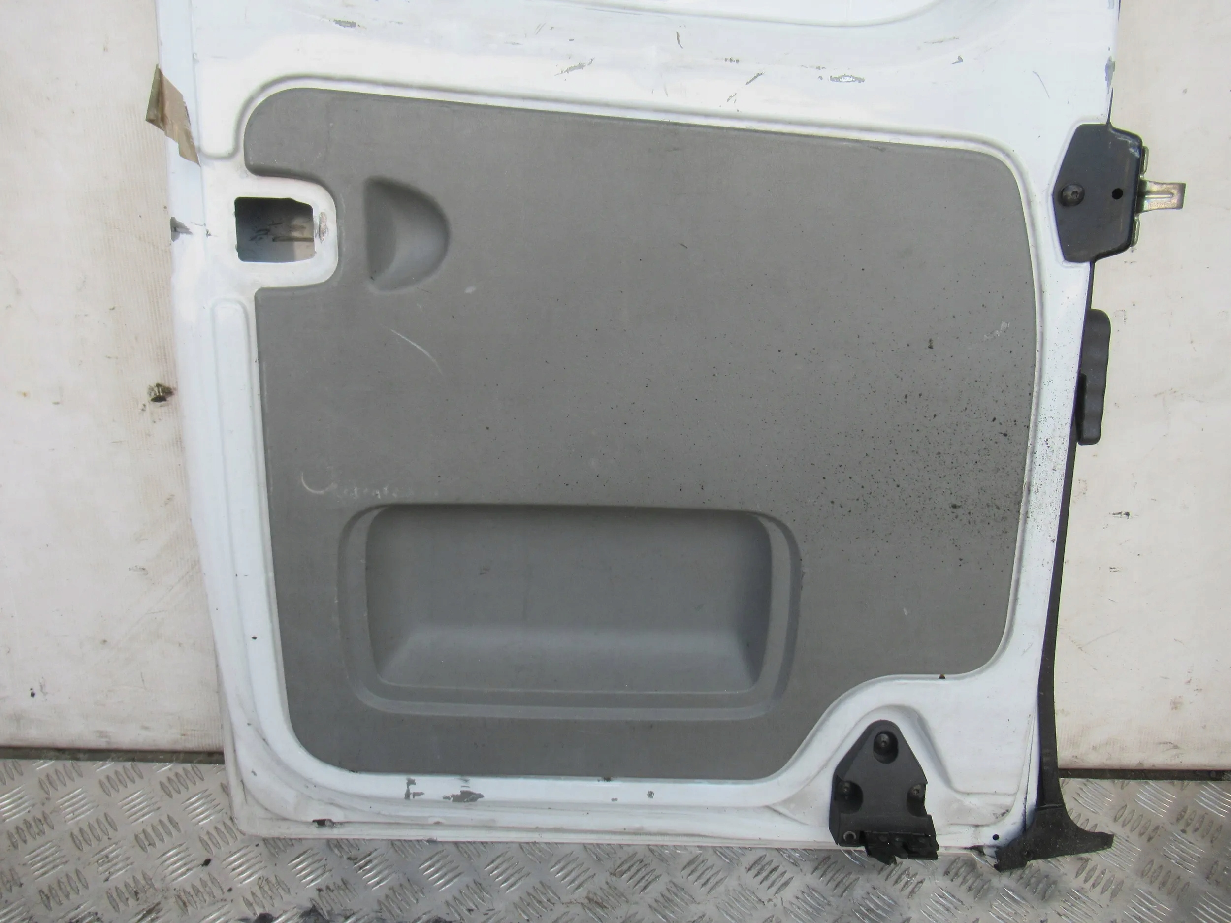 PRAVE ZADNE DVERE RENAULT TRAFIC