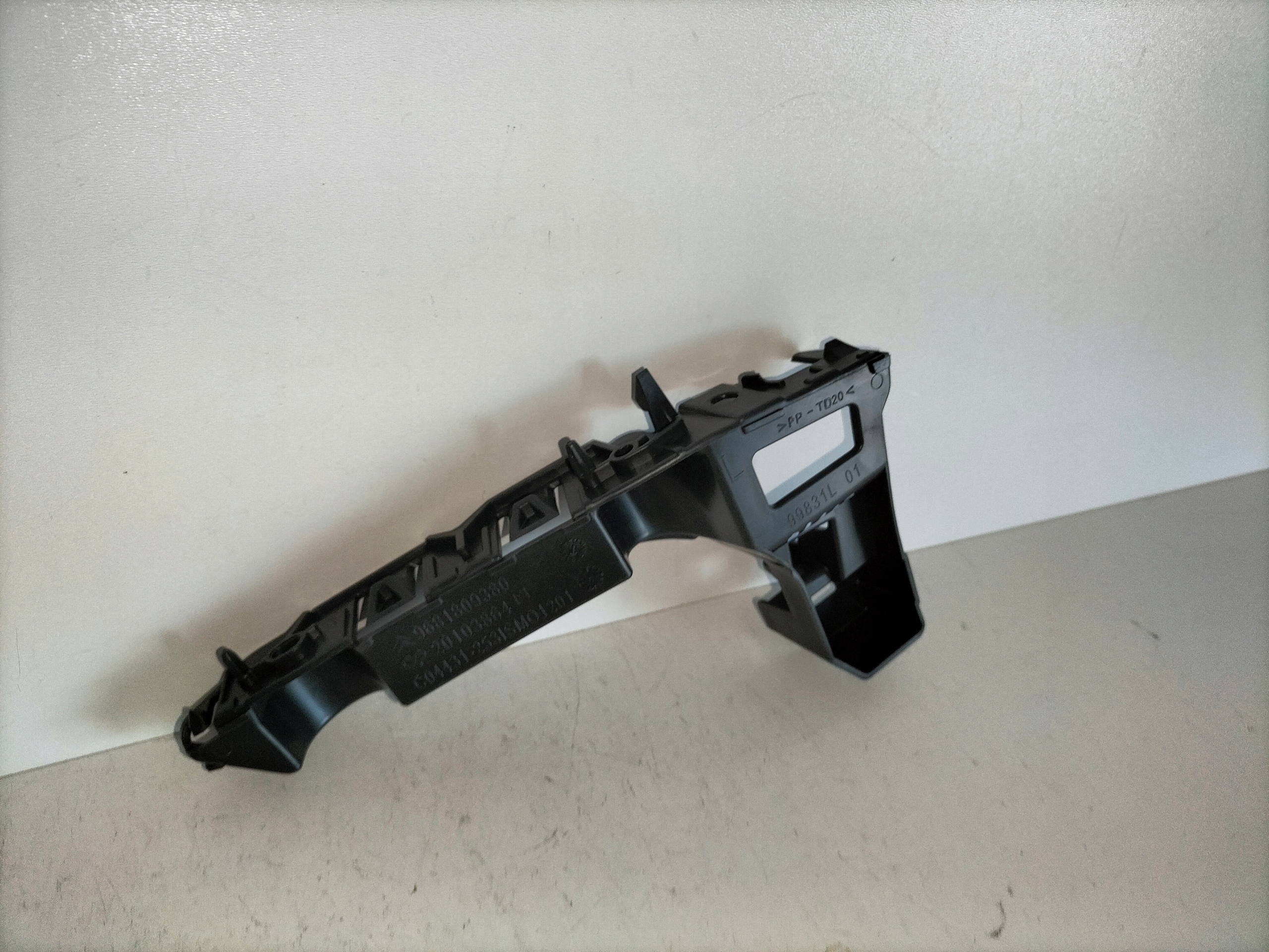 DRZIAK PREDNEHO NARAZNIKA LAVY CITROEN C3 PICASSO 08-