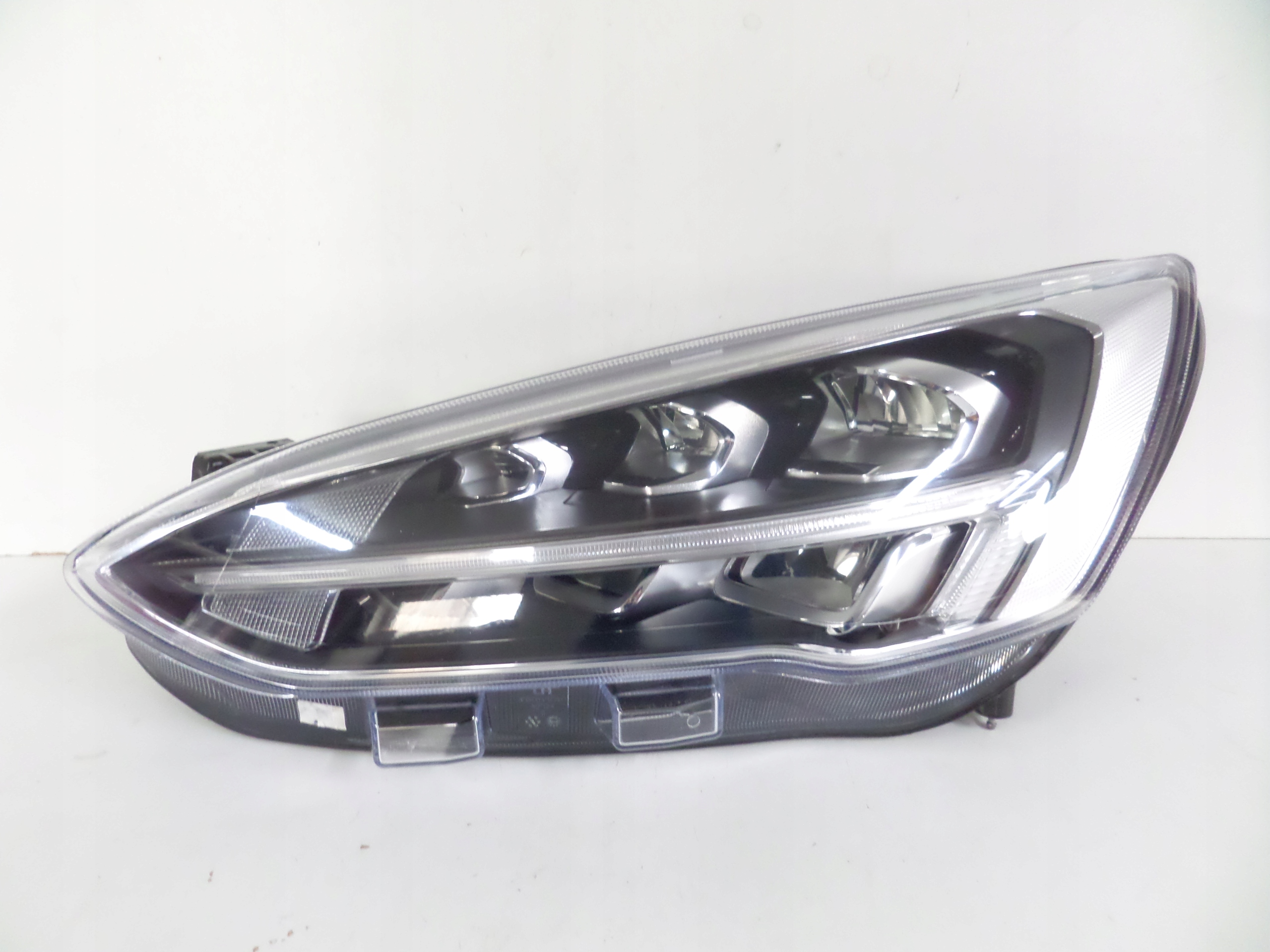 LAVE PREDNE SVETLO FORD FOCUS MK4 18-