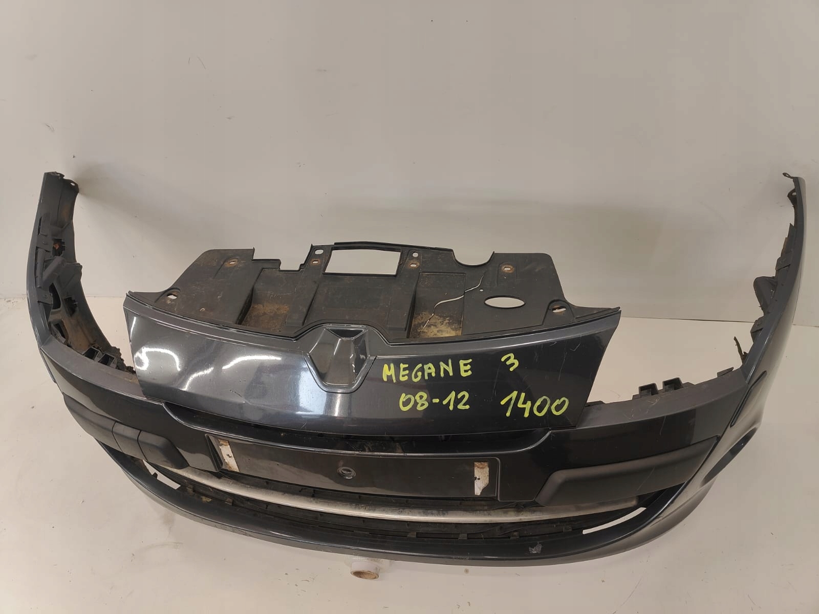 Renault Megane III 08-12 PREDNÝ NÁRAZNÍK KOMPLETNY OSTREKOVAČE