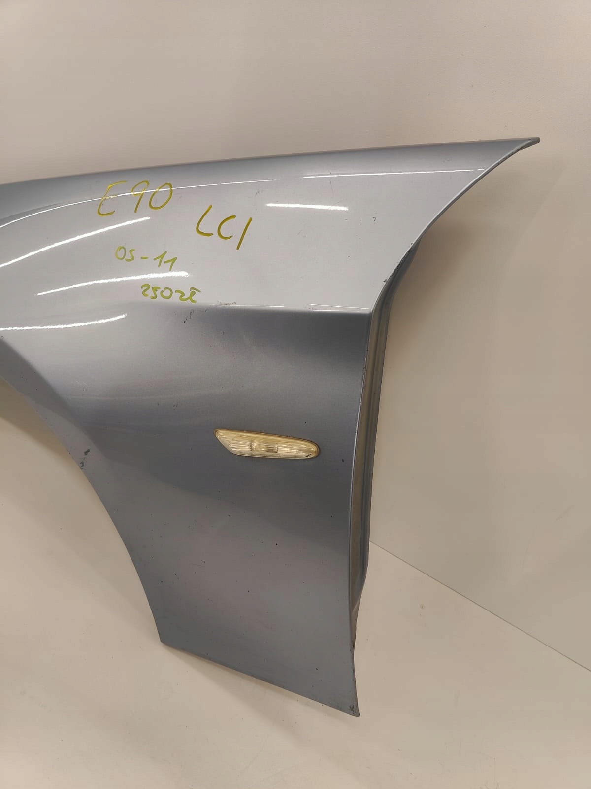 BMW 3 seria 05-12 ĽAVÝ PREDNÝ BLATNÍK