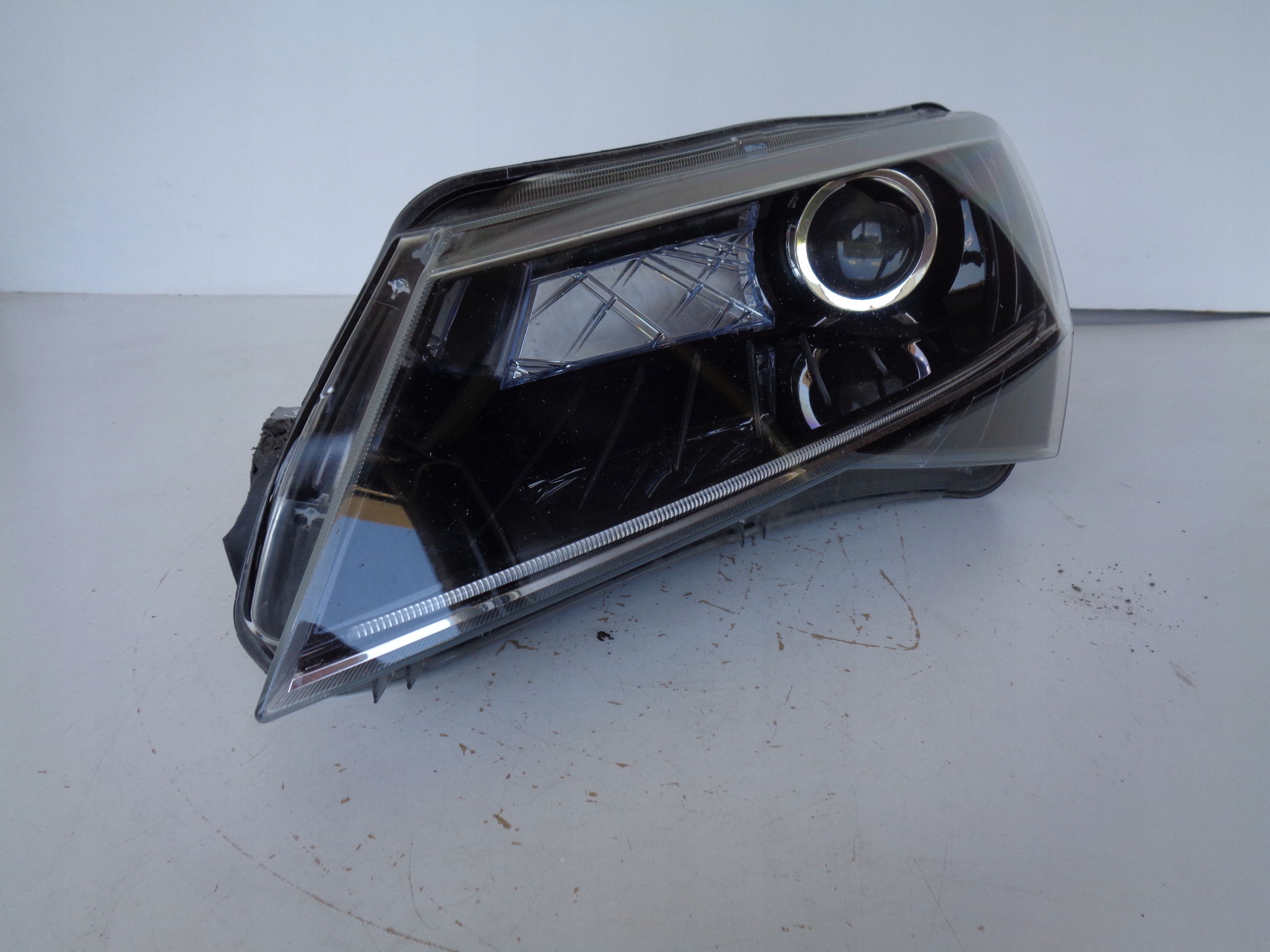 LAVE PREDNE SVETLO SKODA SUPERB III 3V 3V0 15- XENON LED