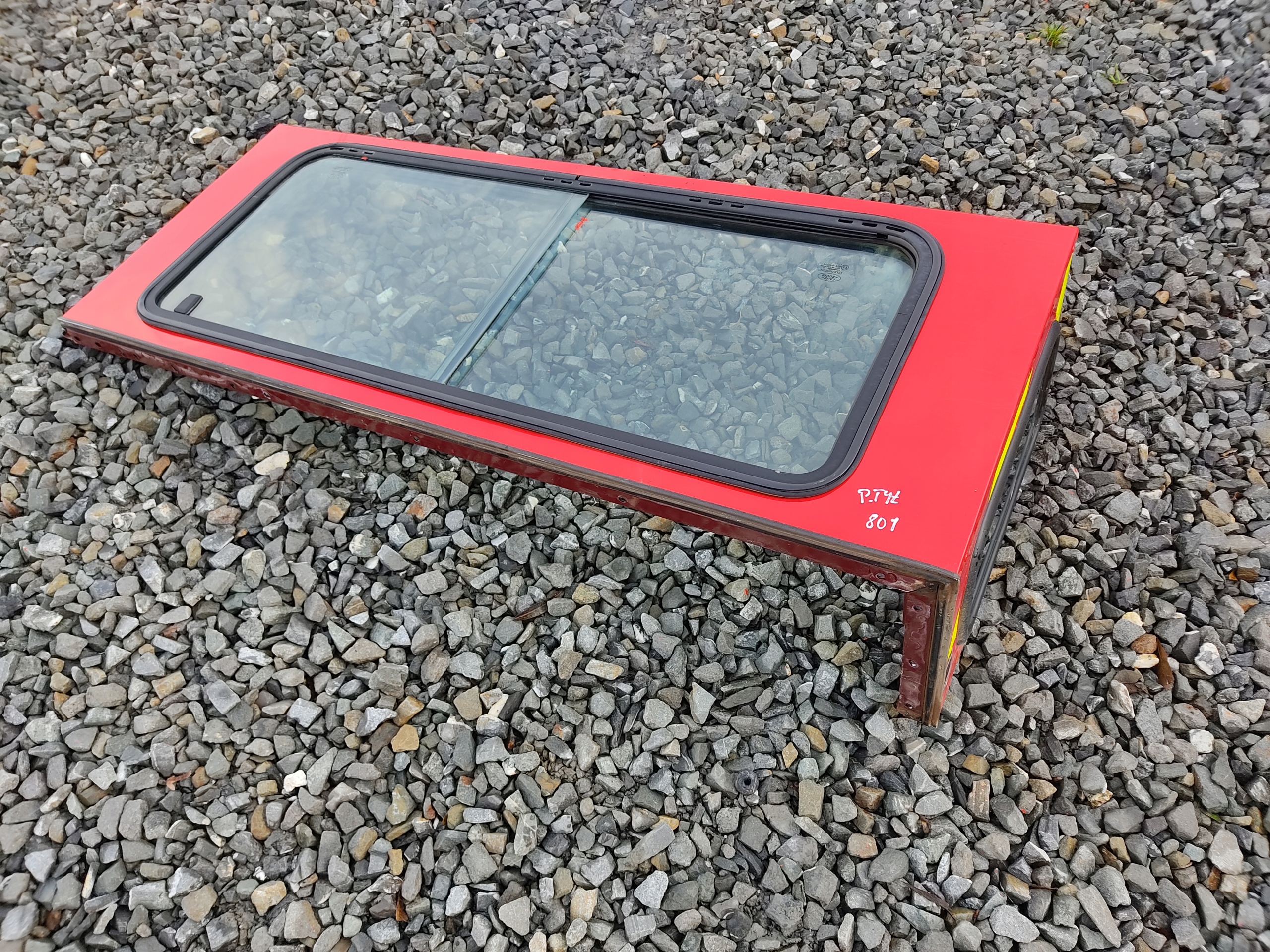 PRAVÉ ZADNÉ SKLO RÁM DEFENDER 1999-2014