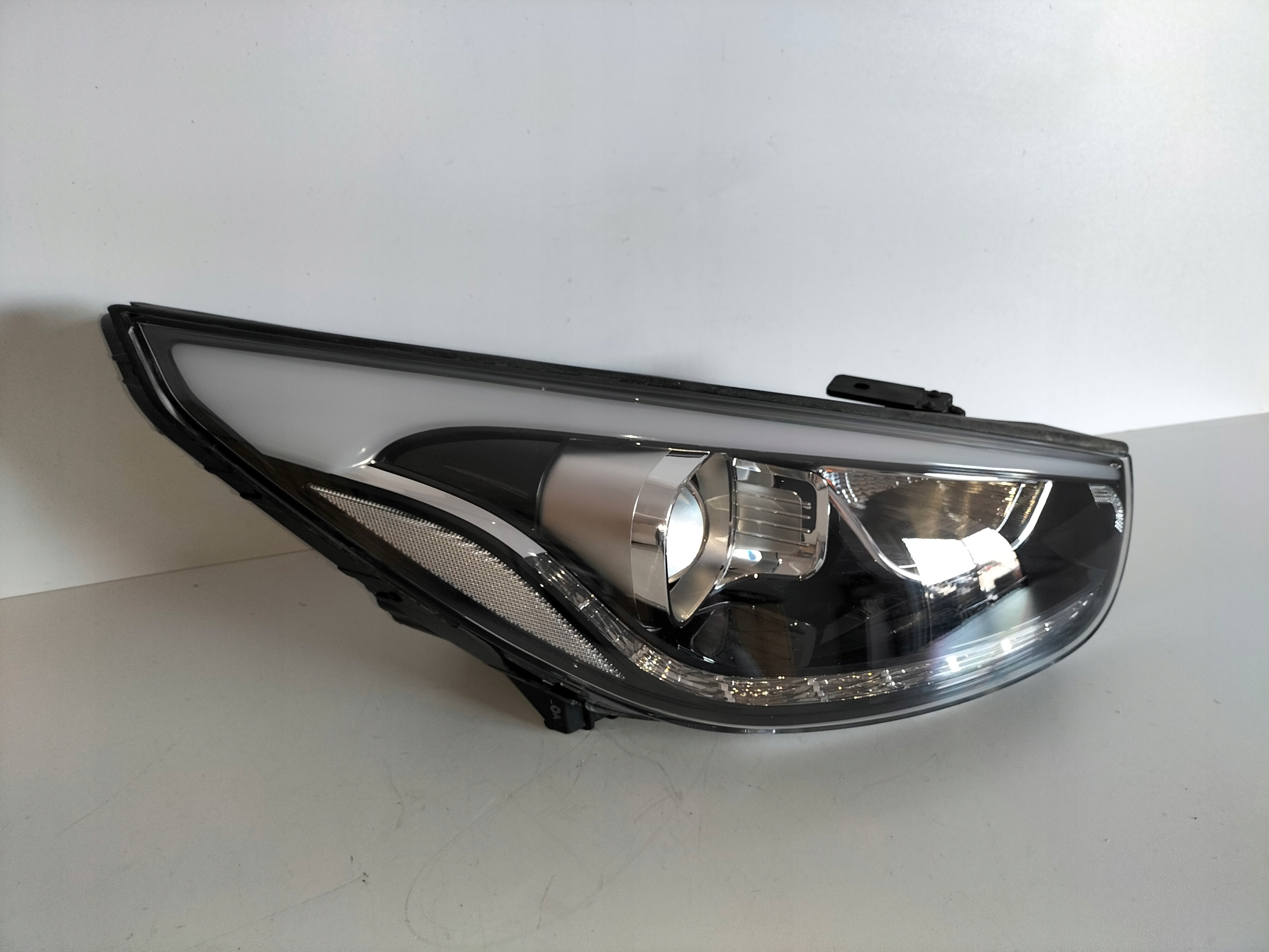 PRAVE PREDNE SVETLO HYUNDAI IX35 LIFT 13- XENON