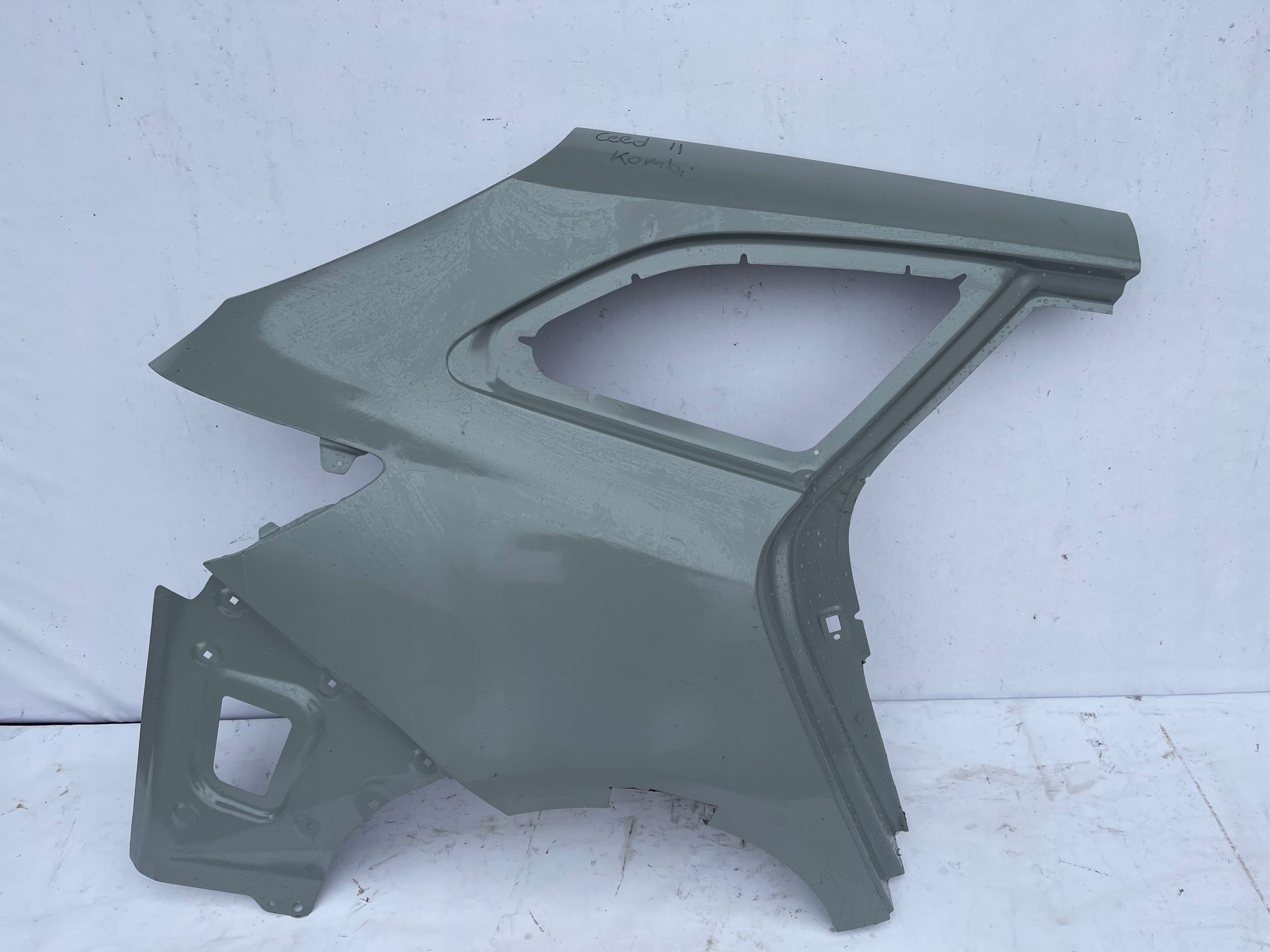 PRAVY ZADNY BLATNIK KIA CEED II KOMBI 12-