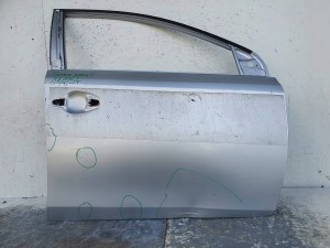 Toyota Auris II 2 E18 PRAVE PREDNE DVERE Toyota Auris II 2 E18 PRAVE PREDNE DVERE