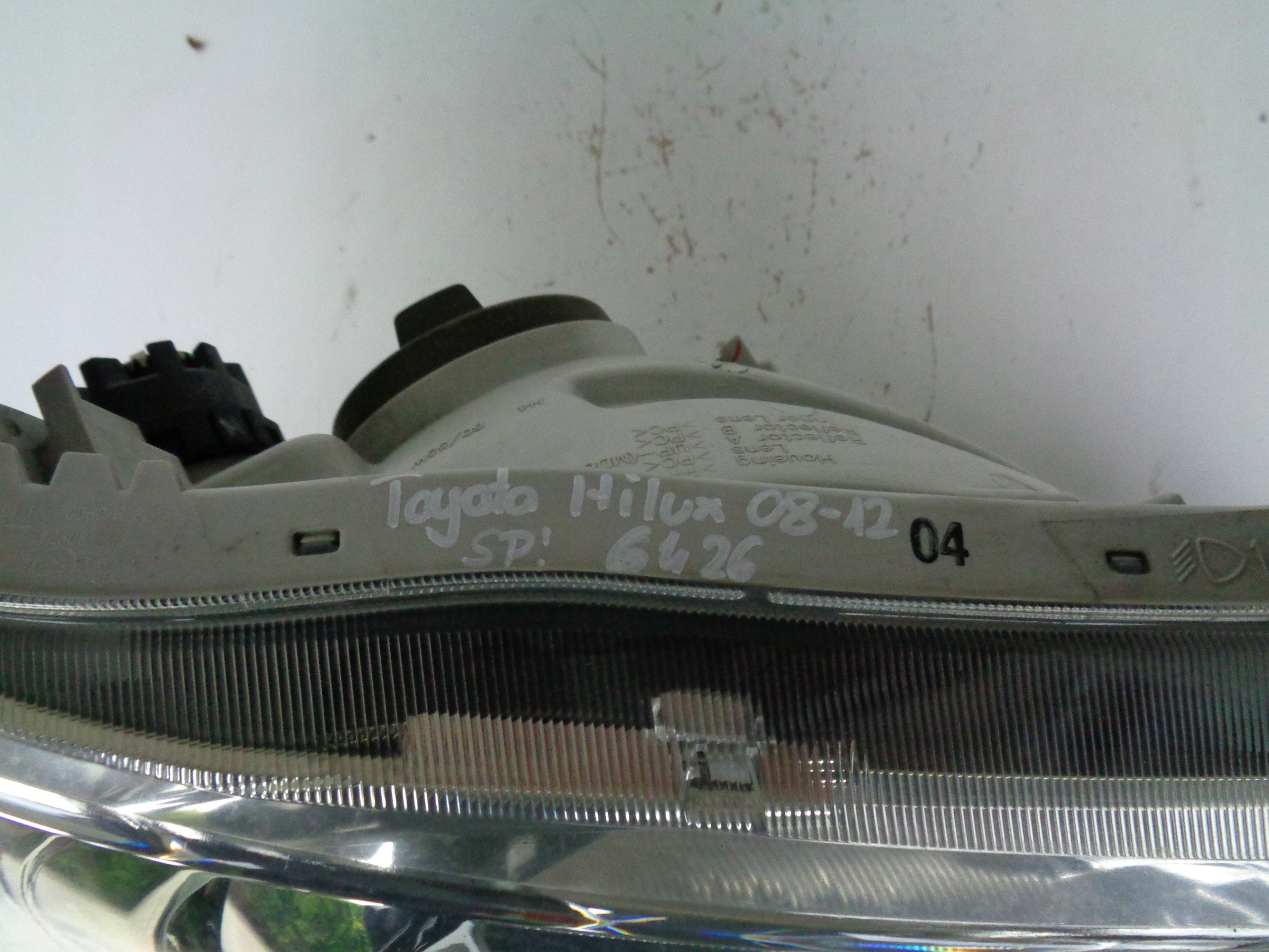 PRAVE PREDNE SVETLO TOYOTA HILUX 08-12