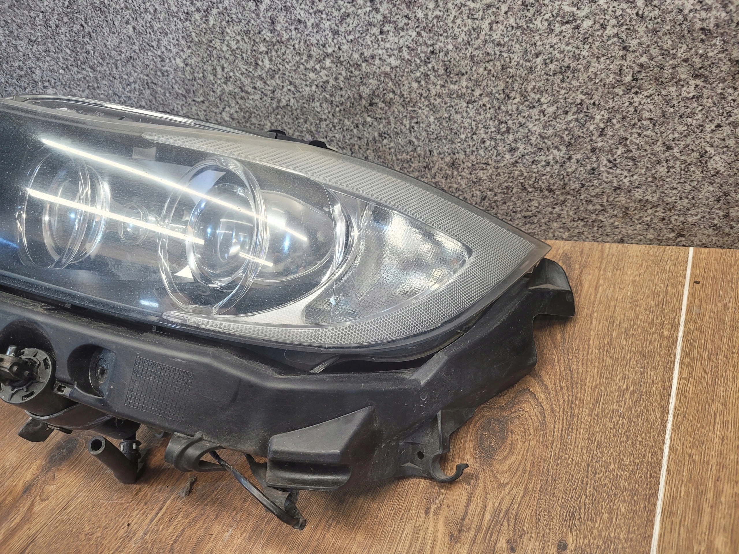BMW 3 E90 E91 XENON ĽAVÉ PREDNÉ SVETLO