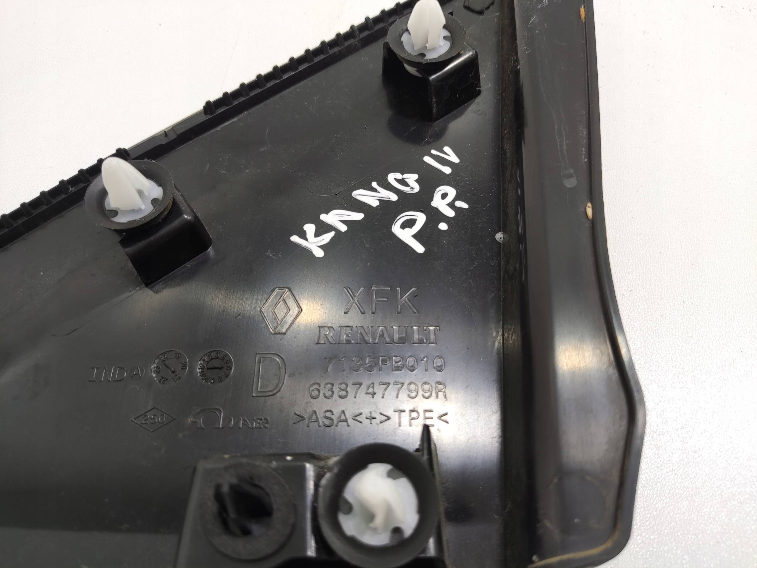ZÁSLEPKA PRAVA TROJUHOLNÍK BLATNIKA RENAULT KANGOO IV 2022-2025 638747799R