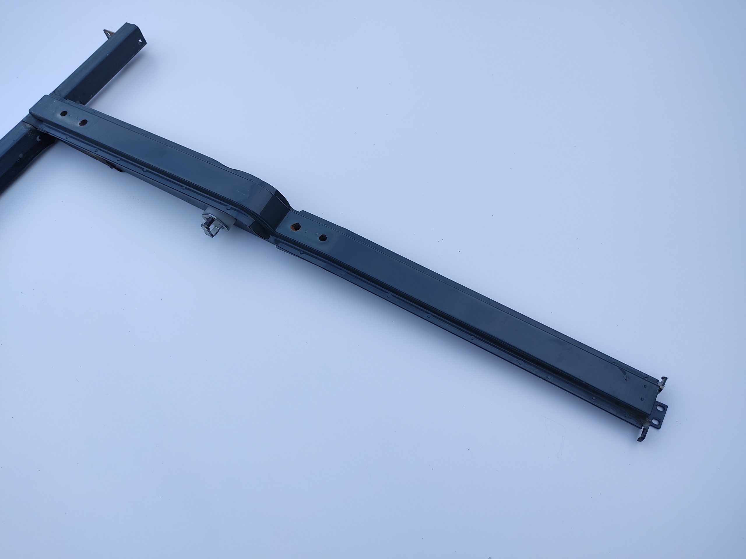 VÝSTUHA STĹPIK PRAVÝCH DVERÍ LAND ROVER DEFENDER 1999-2014