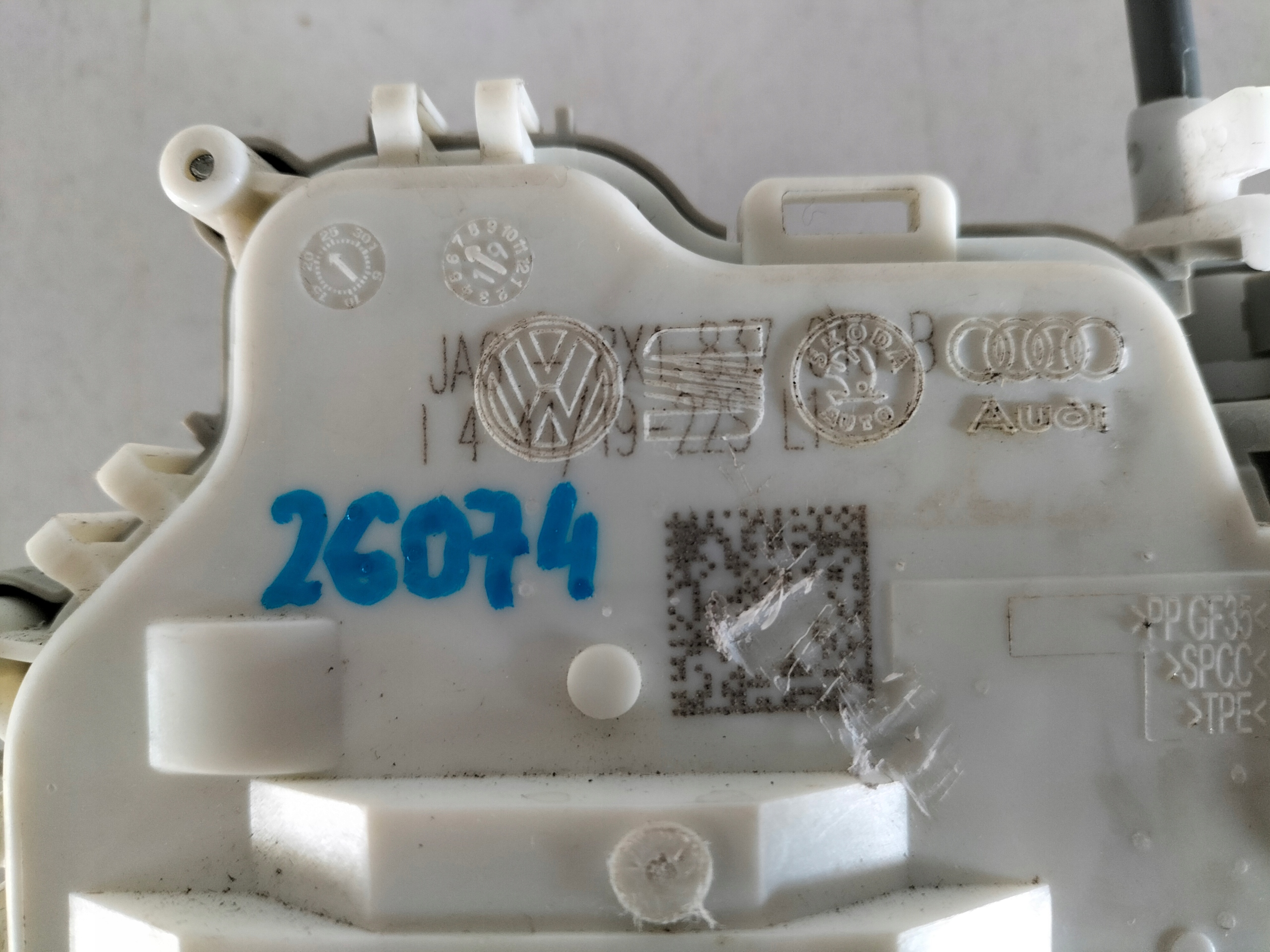 ZAMOK PRAVYCH PREDNYCH DVERI AUDI A1 14- A3 8V 16-