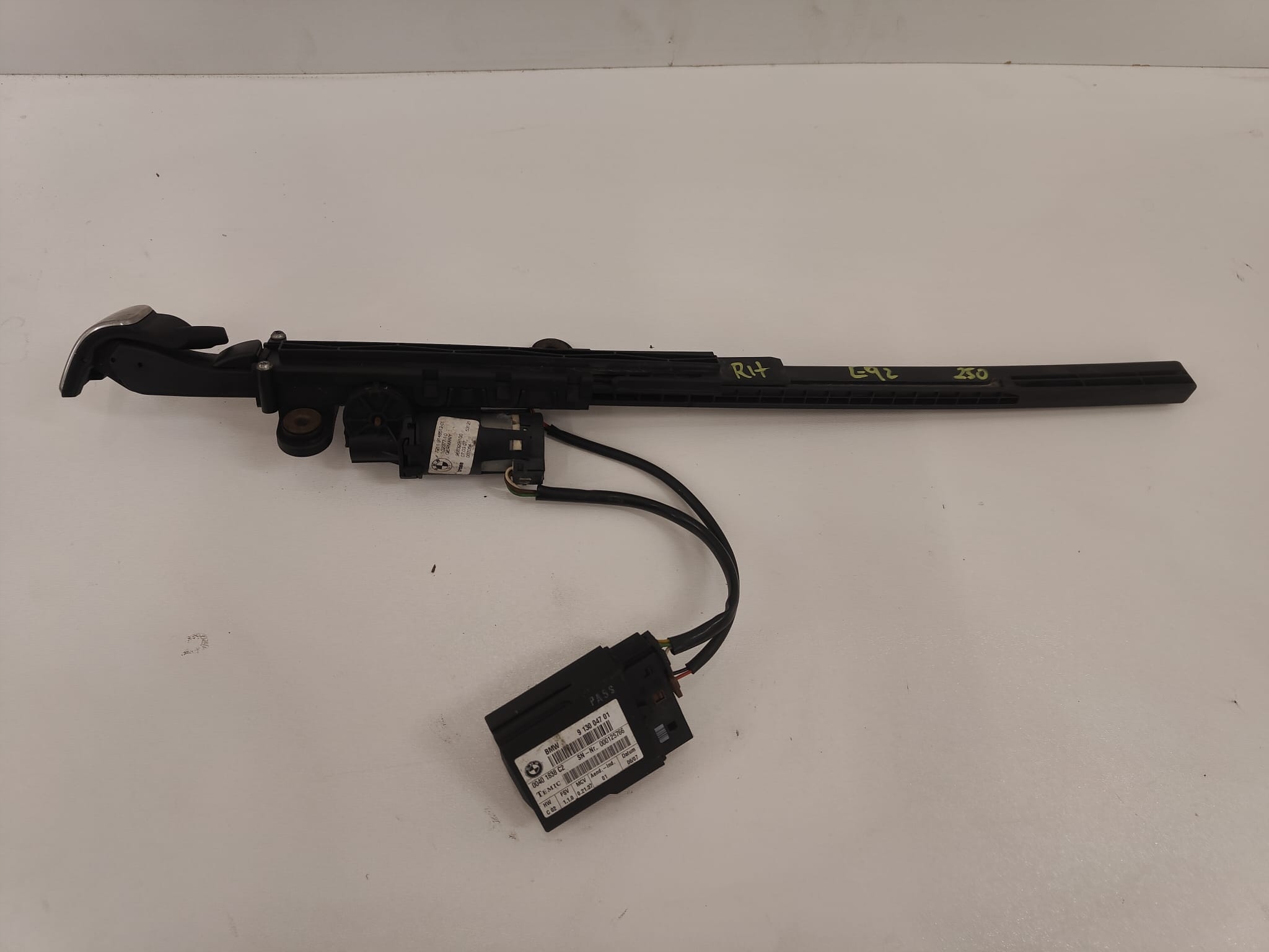 BMW e92 oe 72119148512 PODÁVAČ PÁSU PRAVÝ PREDNÝ