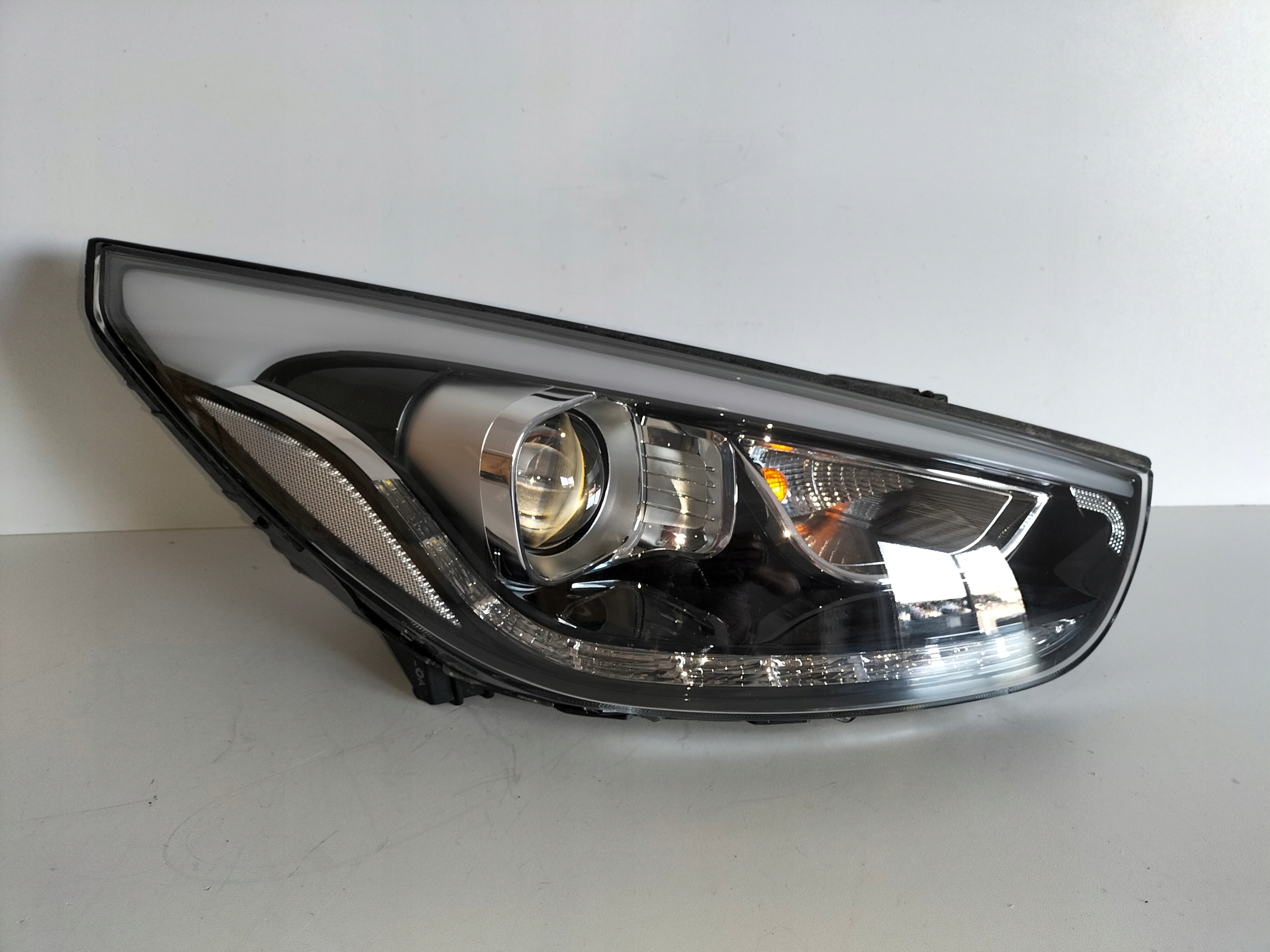 PRAVE PREDNE SVETLO HYUNDAI IX35 LIFT 13- XENON