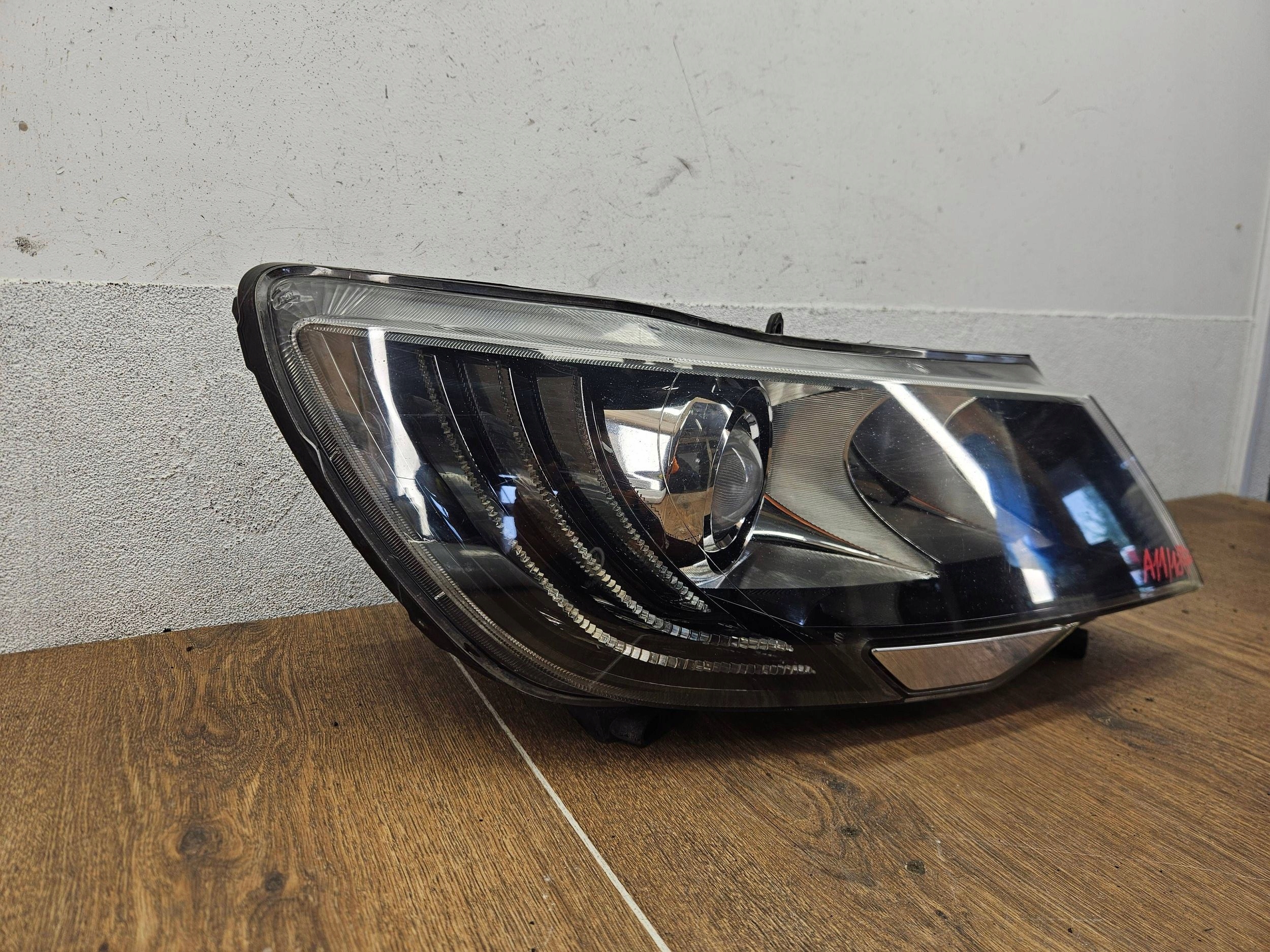 Skoda Superb lift XENON 3T2941016H PREDNÝ PRAVÝ PRAVE PREDNE SVETLO