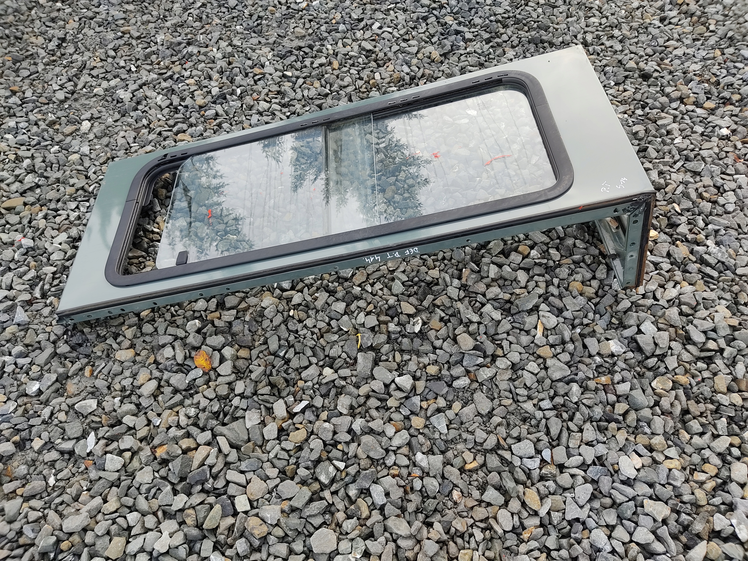 PRAVÉ ZADNÉ SKLO RÁM DEFENDER 1999-2014