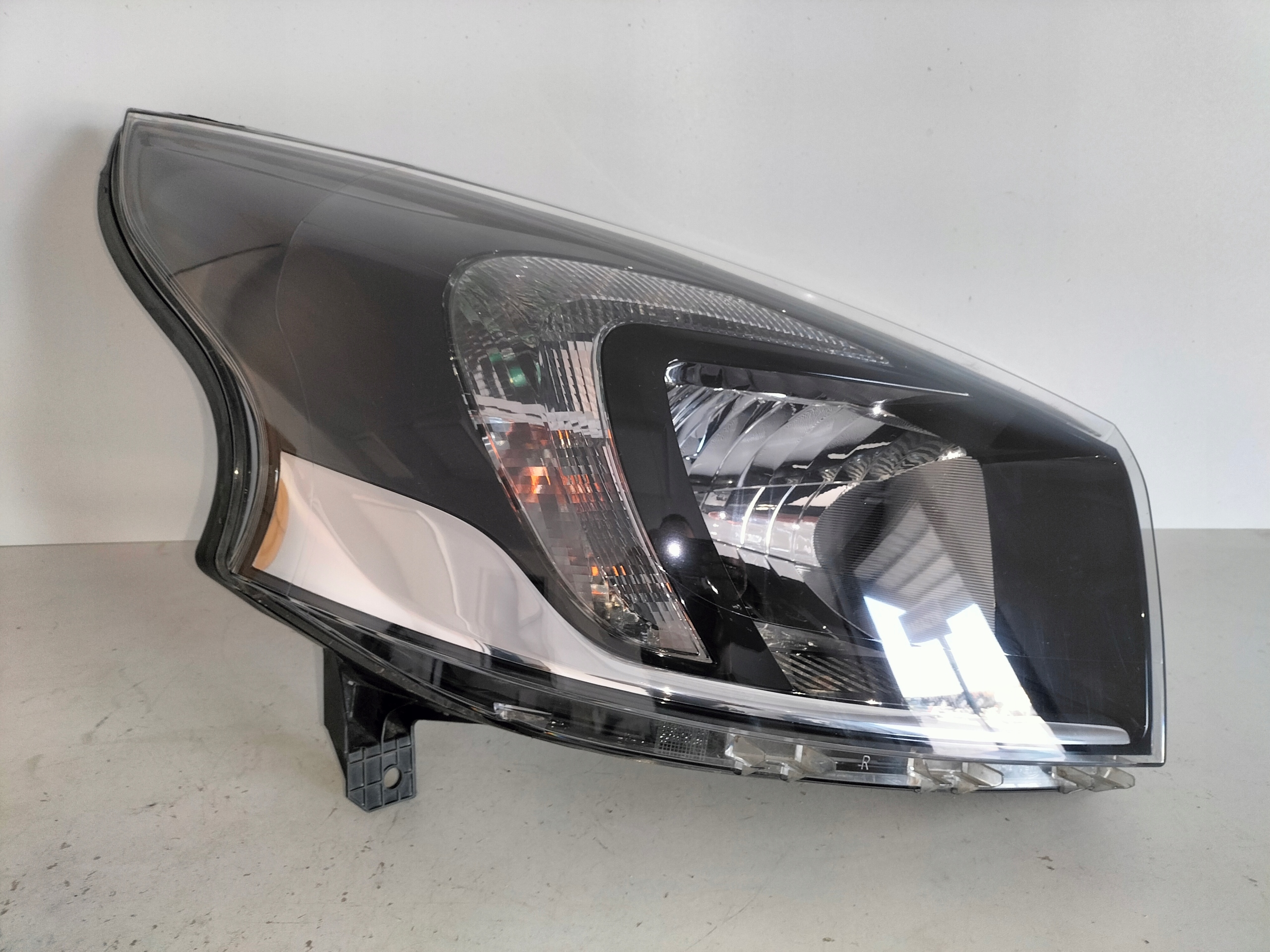 PRAVE PREDNE SVETLO OPEL VIVARO II B 14-19