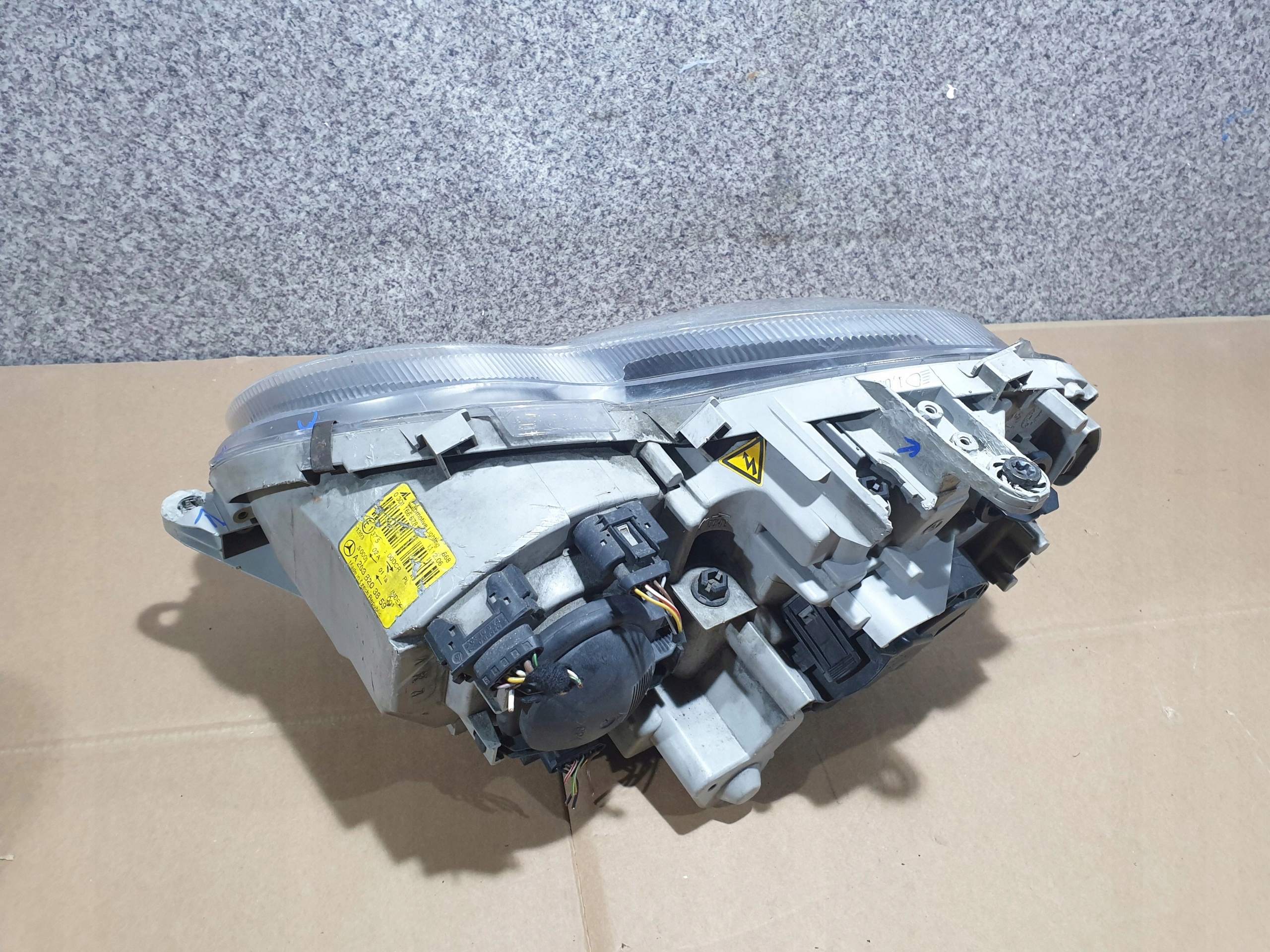 MERCEDES 203 XENON PRAVE PREDNE SVETLO