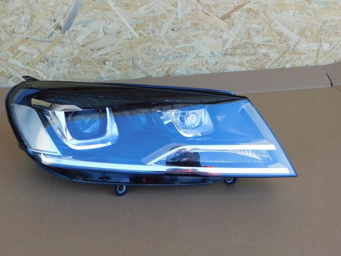 VW TOUAREG XENON PRAVE PREDNE SVETLO