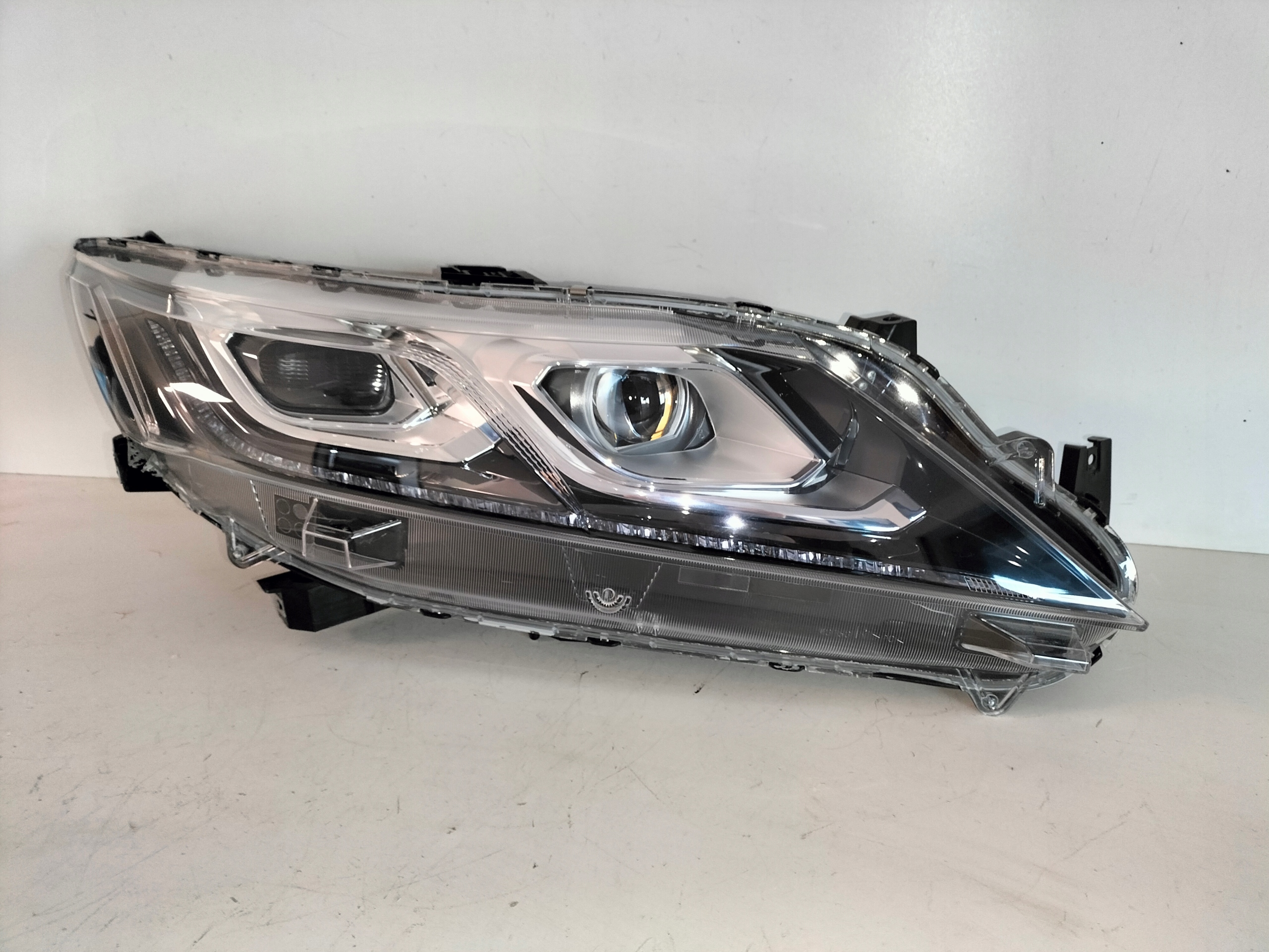 PRAVE PREDNE SVETLO MITSUBISHI ECLIPSE CROSS 17- FULL LED