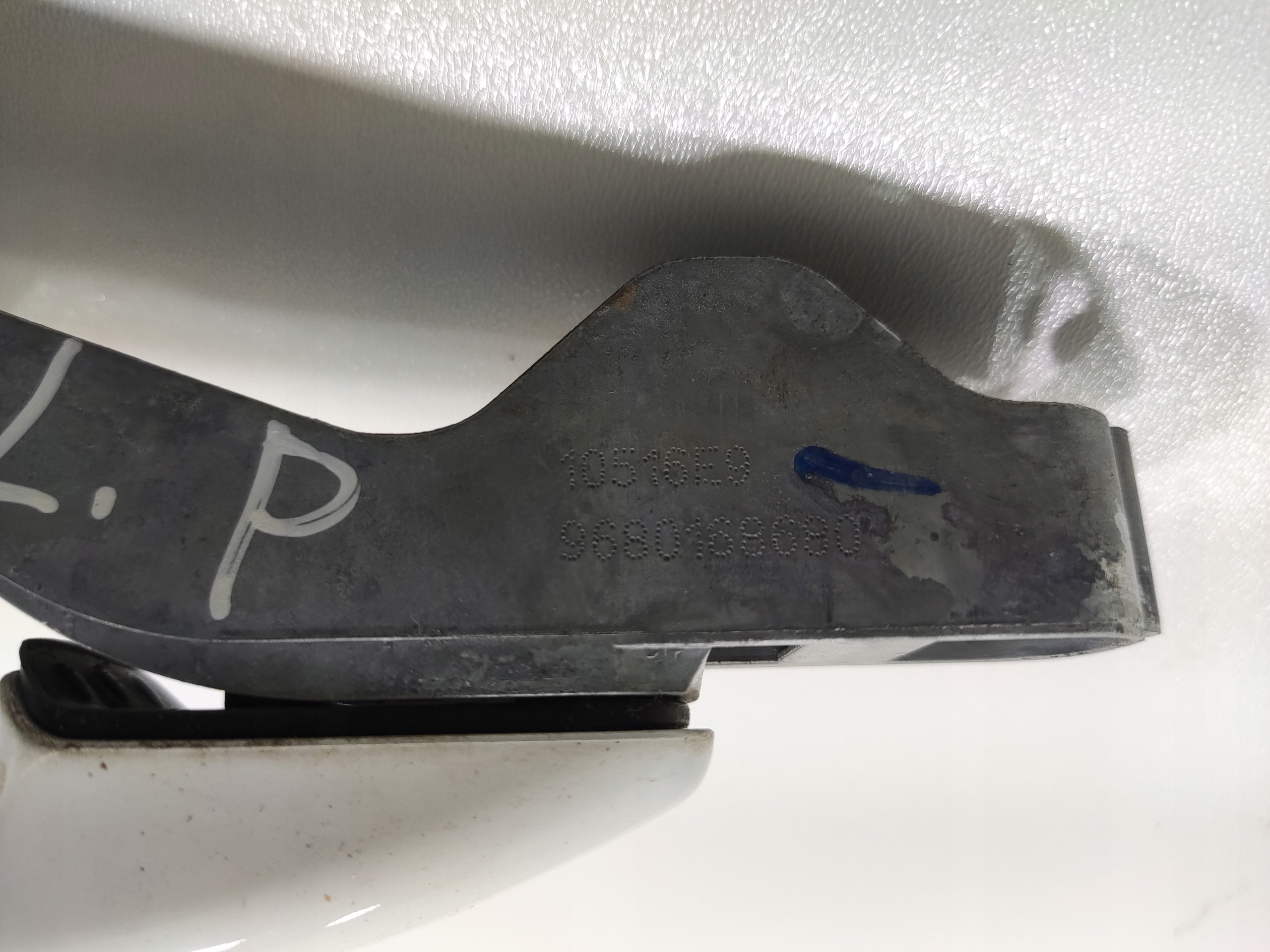 KLUCKA LAVYCH PREDNYCH DVERI PEUGEOT 208 I 9680168680 12-19 EUROPA