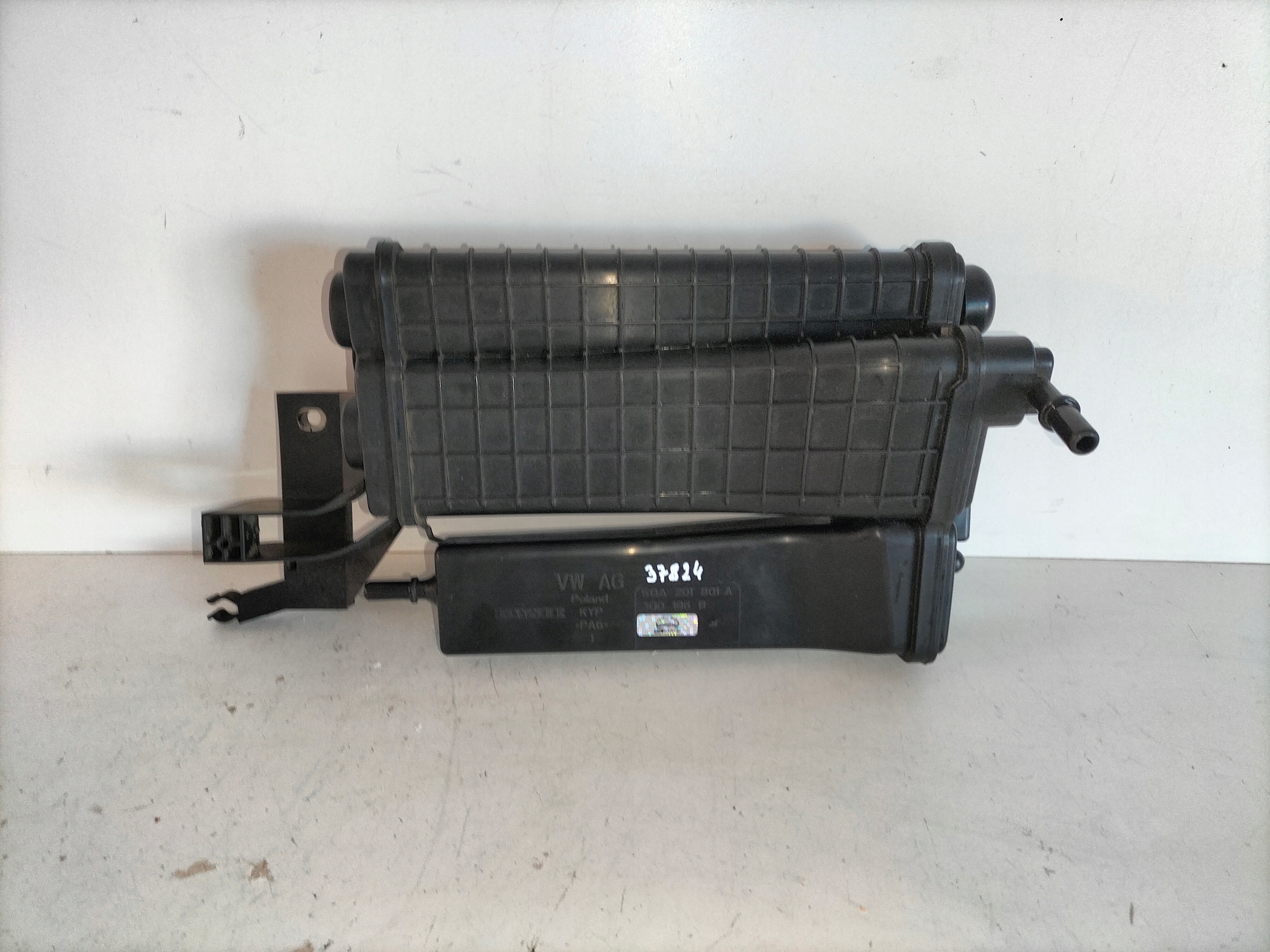 UHLIKOVY FILTER NADOBKA NADRZKAACTIVEgo AUDI Q3 II 18- VW TIGUAN II 16-