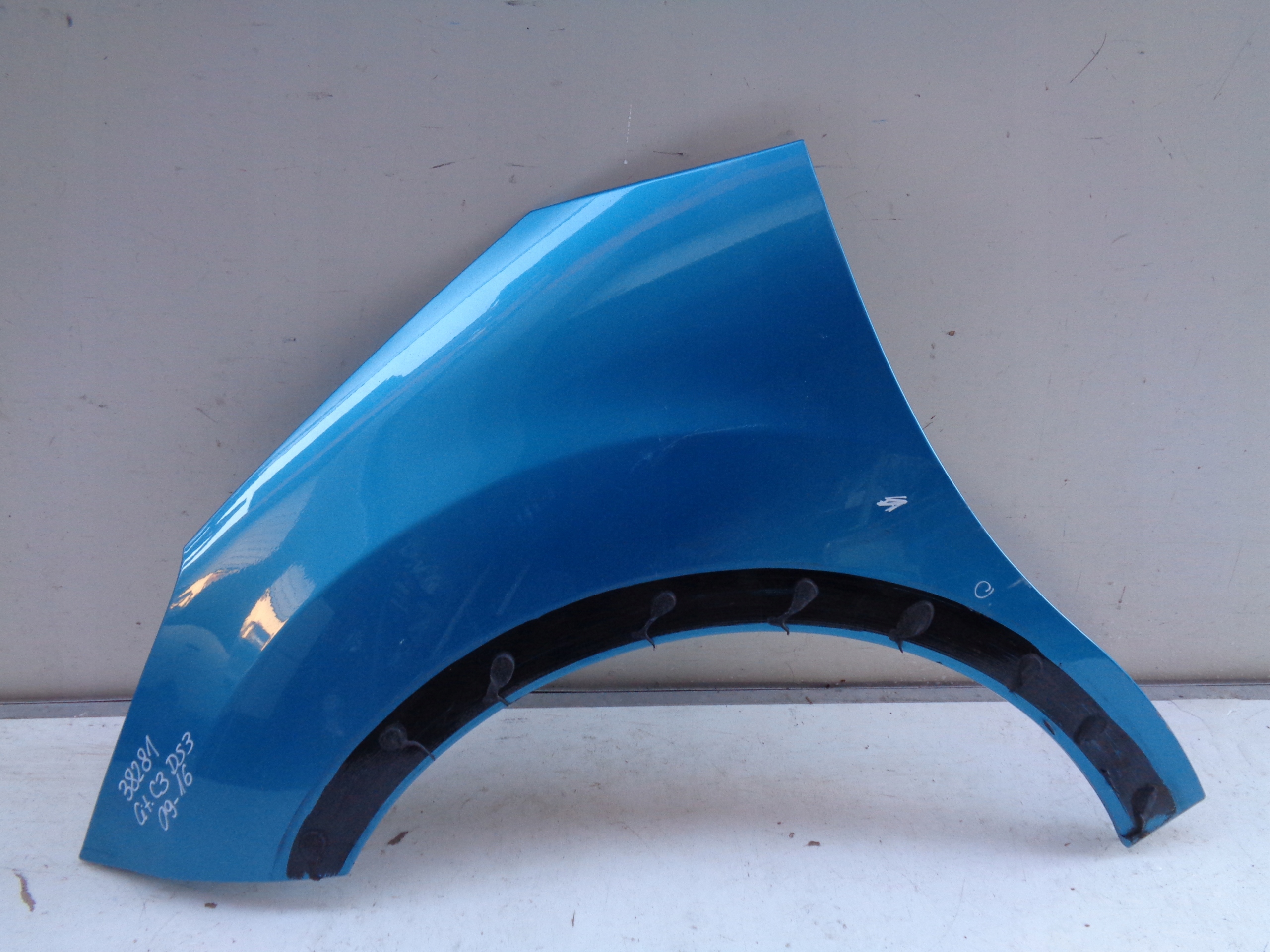 ĽAVÝ PREDNÝ BLATNÍK CITROEN C3 DS3 09- NR 38281