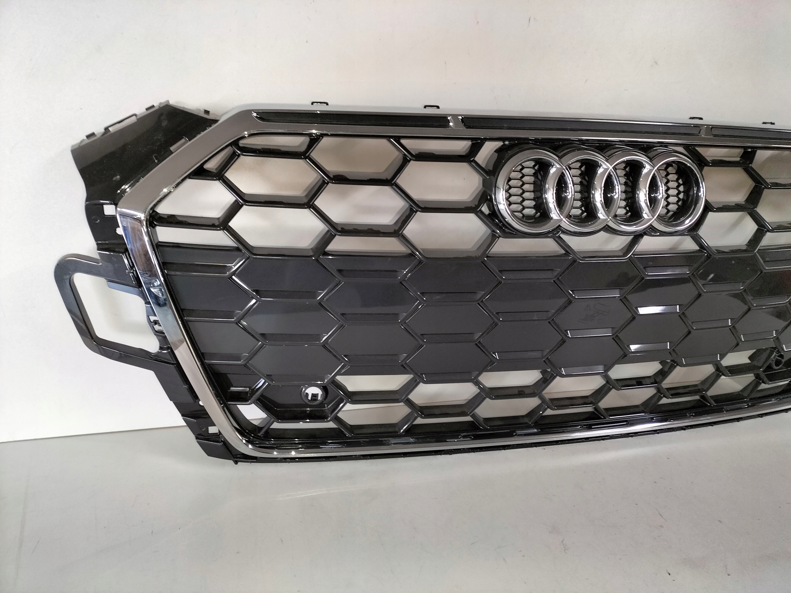 MRIEZKA LISTA AUDI A5 B9 LIFT 19- S-LINE VERZIA pod CIDLA PDC