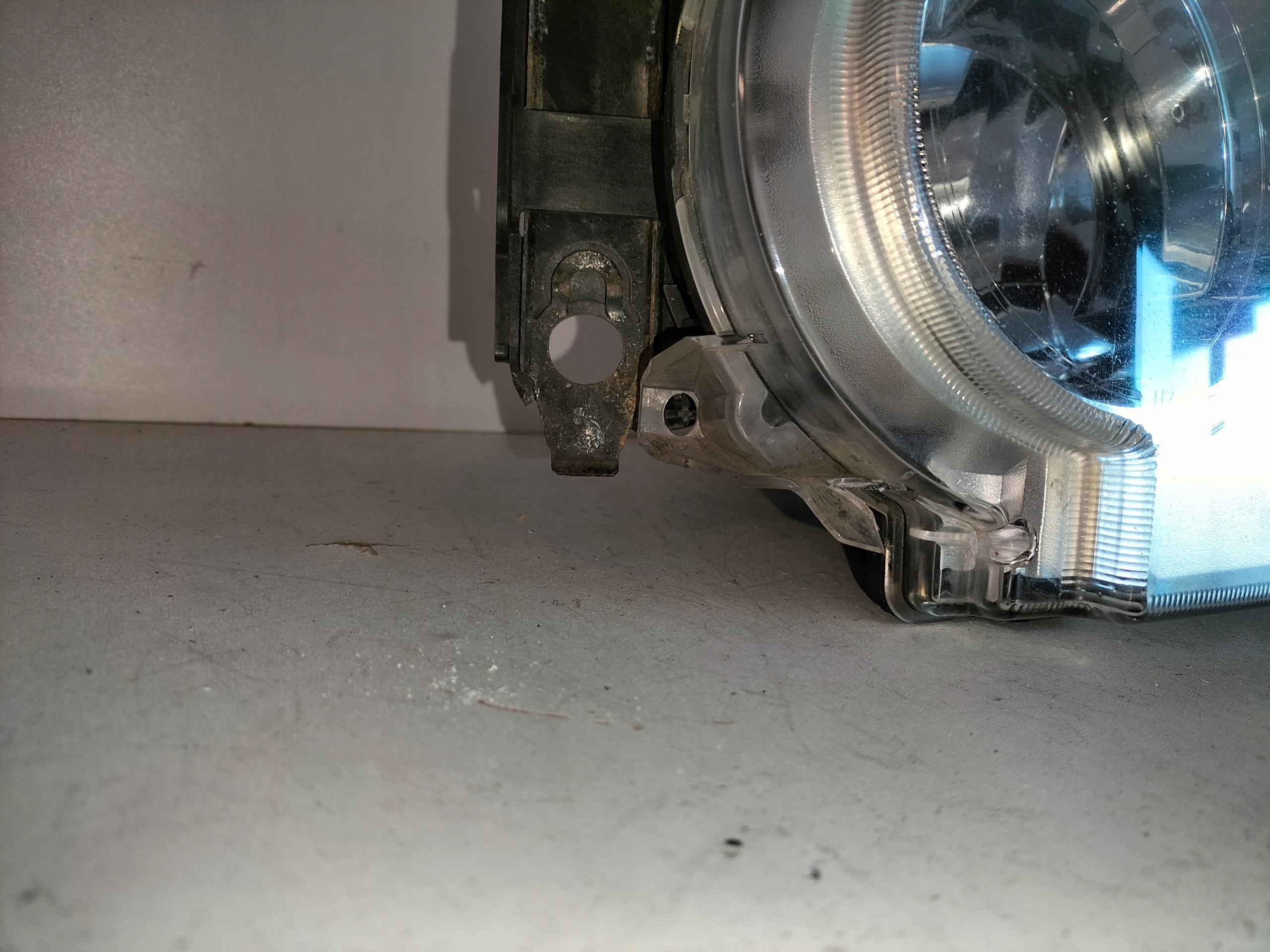 LAVE PREDNE SVETLO LAND ROVER DISCOVERY III 04-09 BI-XENON