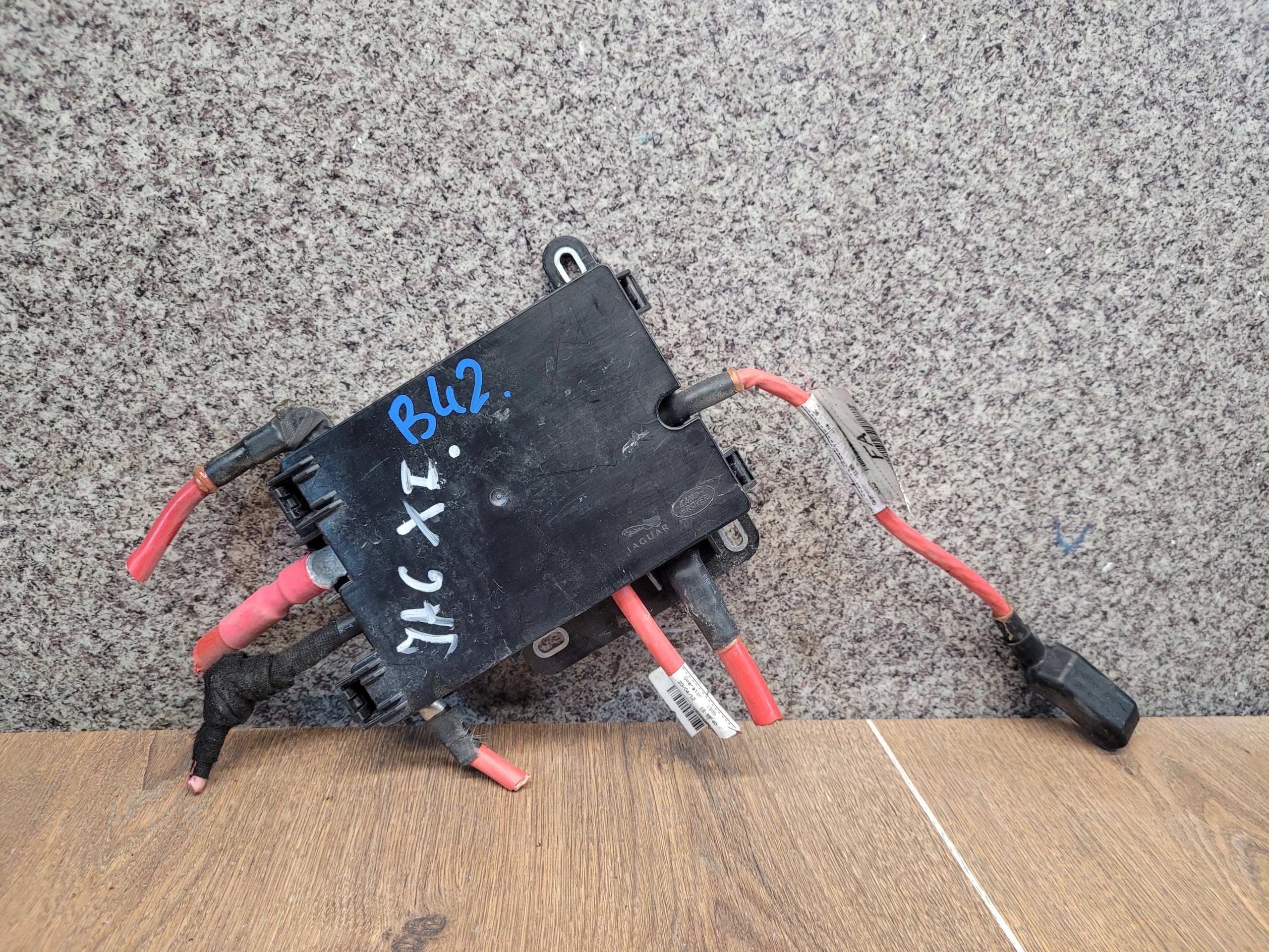 JAGUAR XF LIFT X250 POISTKOVA SKRINKA DX23-14A067-DB