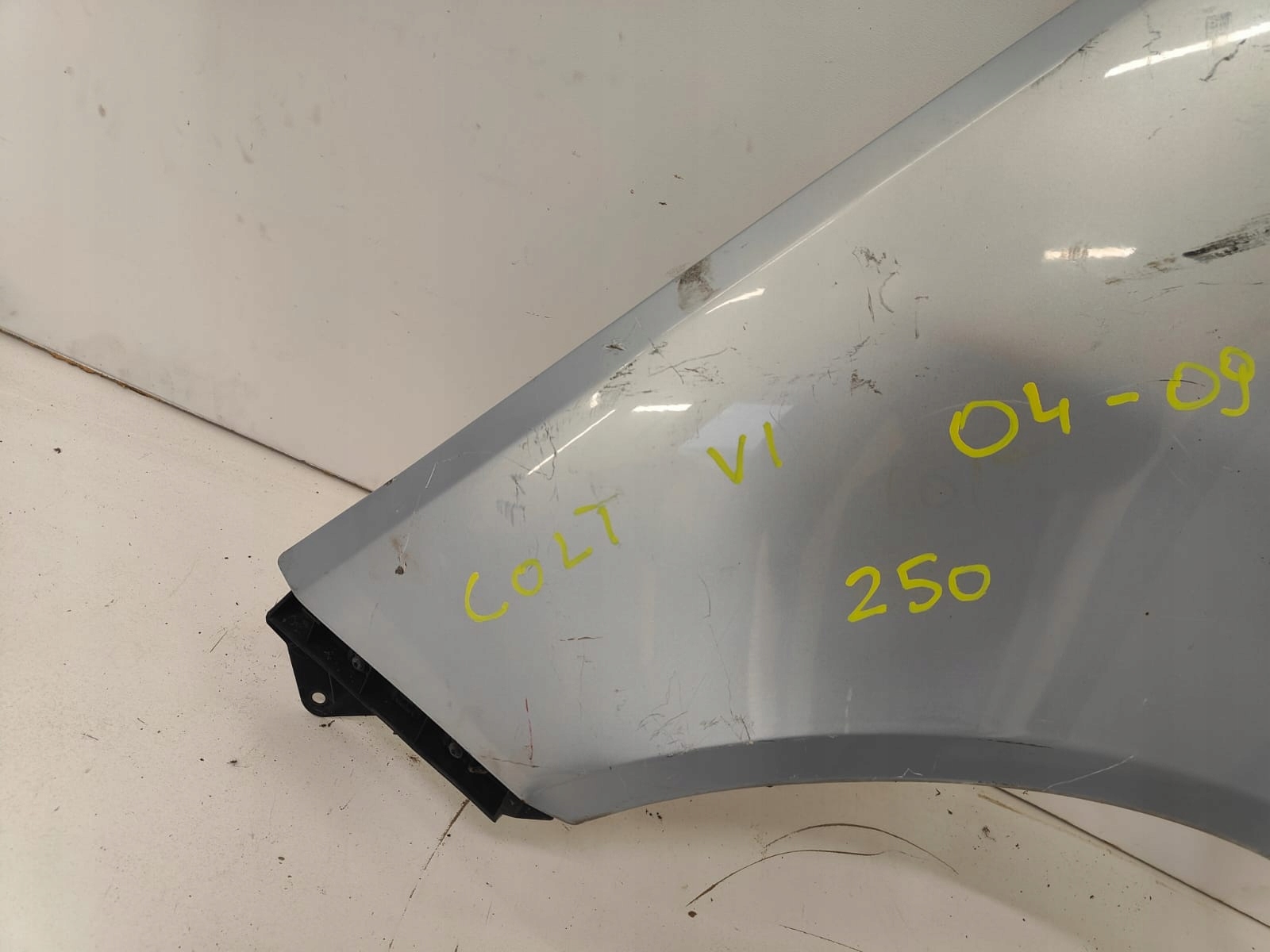 Mitsubishi Colt VI 04-09 ĽAVÝ PREDNÝ BLATNÍK