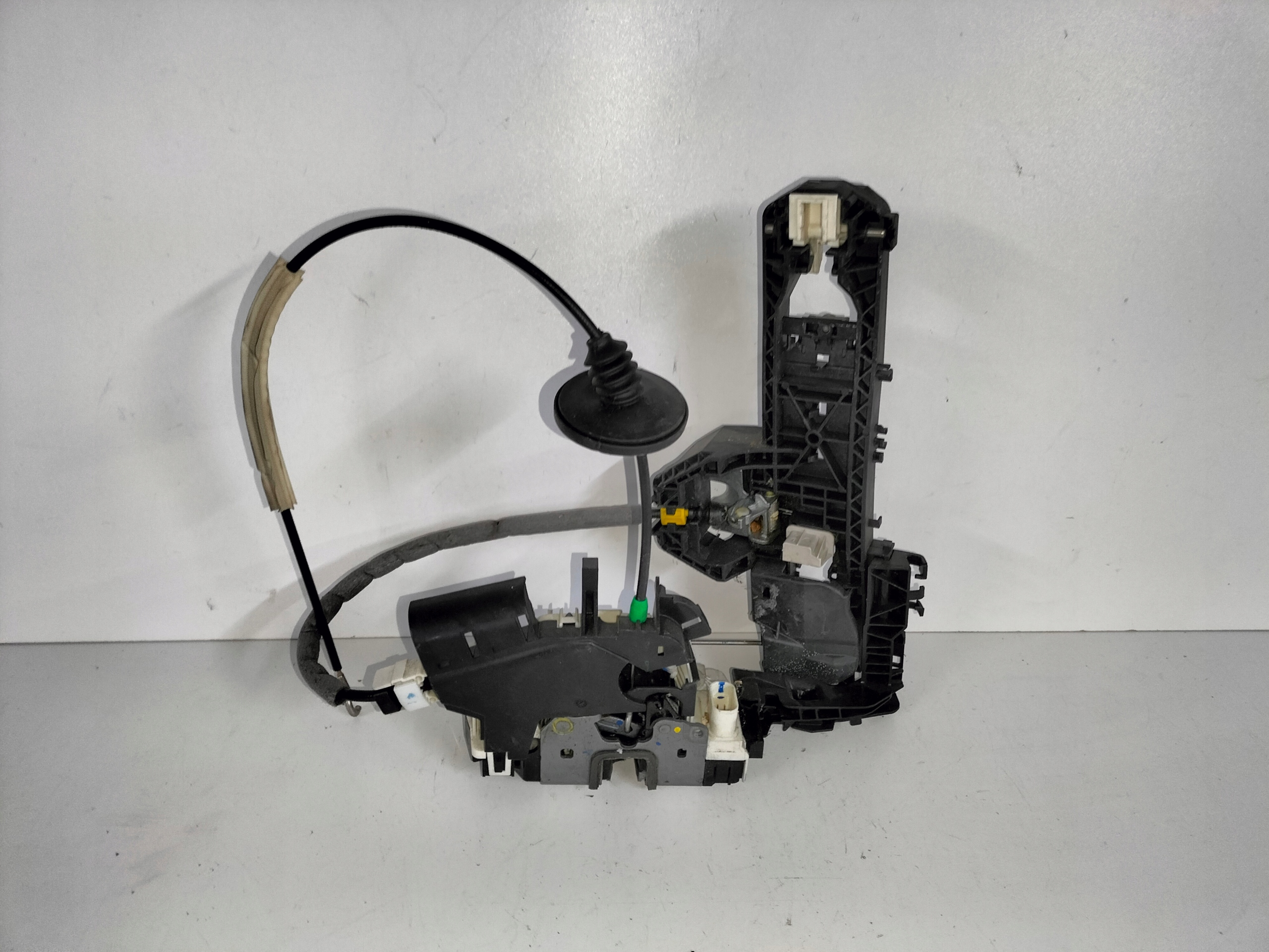 ZÁMOK PRAVÝCH PREDNÝCH DVERÍ MERCEDES E KLASA W 207 09-