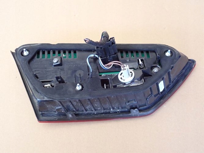SEAT LEON III KOMBI LED LIFT 17- PRAVE ZADNE SVETLO V KAPOTE 5F0945308D