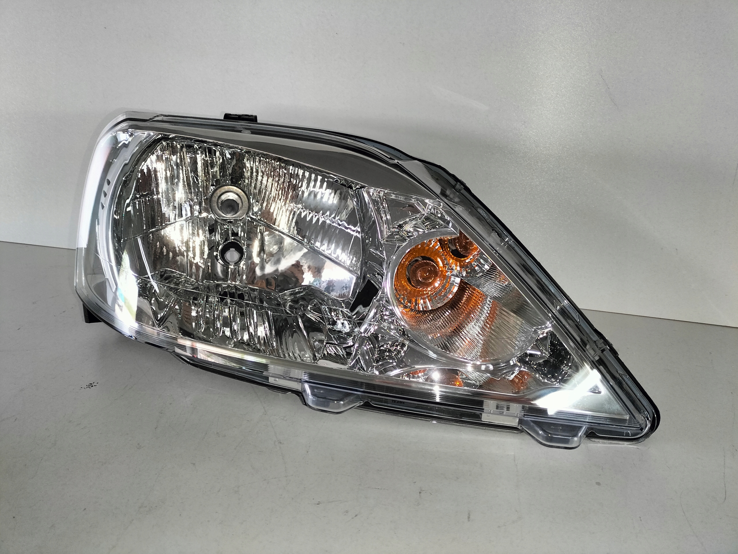 PRAVE PREDNE SVETLO DACIA LOGAN I LIFT 08-12