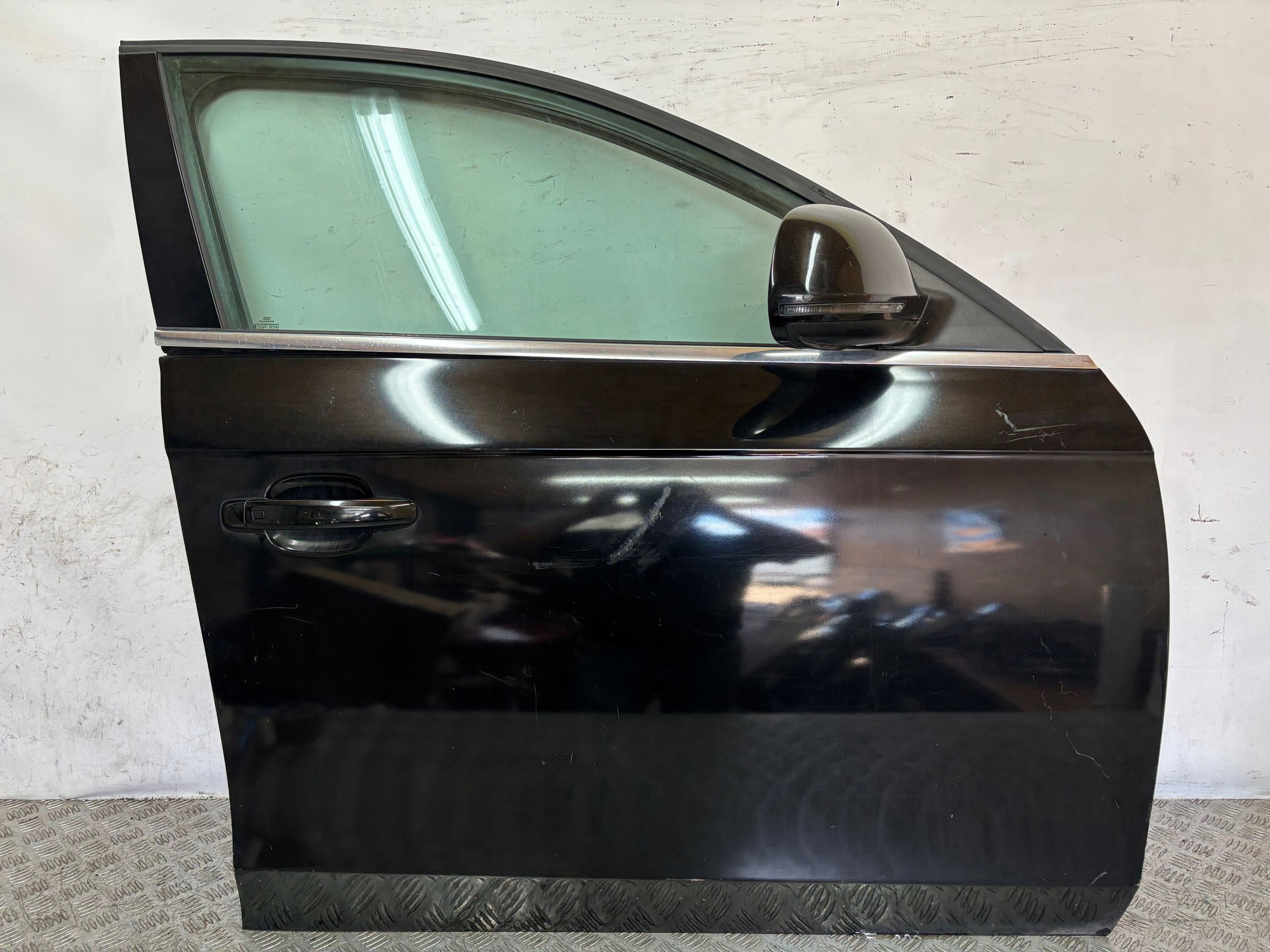 PRAVE PREDNE DVERE ZRKADLO AUDI A4 B8