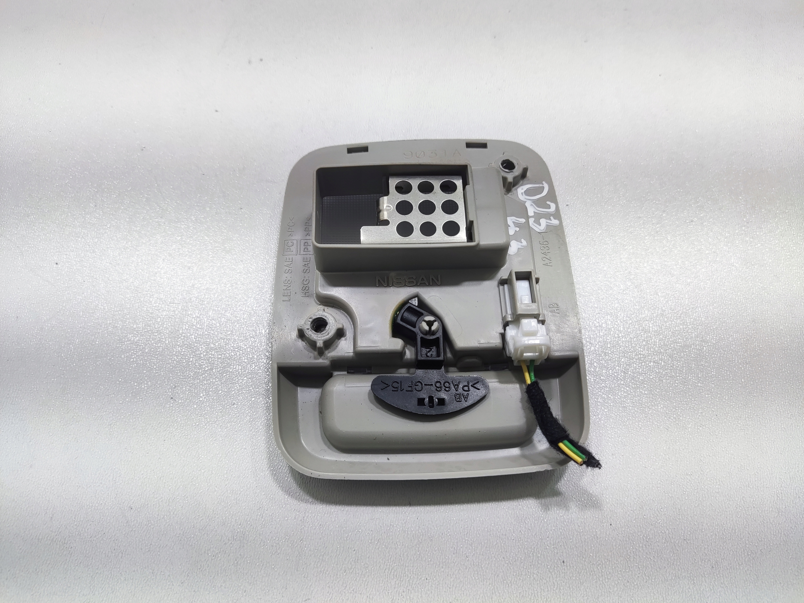OSVETLENIE INTERIERU PODSUFITKI NISSAN NAVARA IV D23 NP300 2015-2022