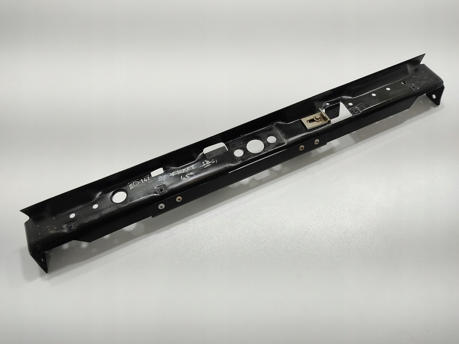 PREDNÉ ČELO VÝSTUHA LAND ROVER DEFENDER 2007-2014
